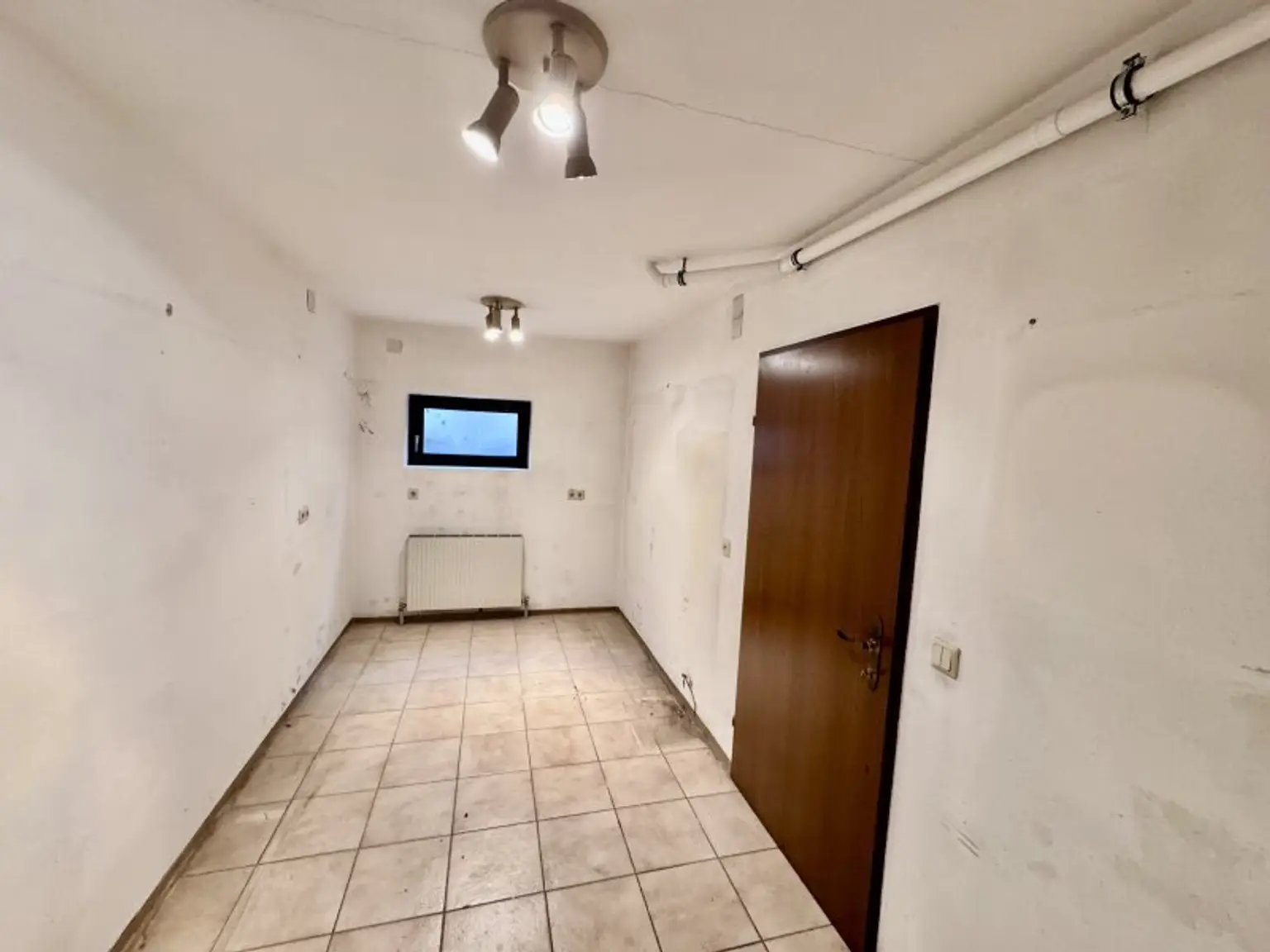 IHR NEUES ZUHAUSE - GROßZÜGIGES EINFAMILIENHAUS MIT SWIMMINGPOOL IN FLORIDSDORF