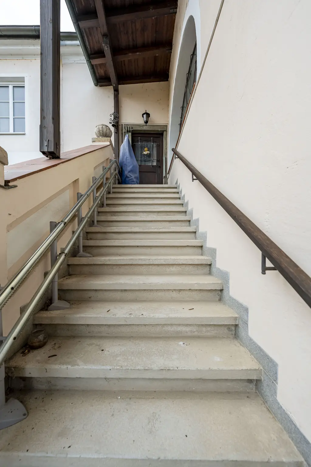 ** Historisches Johanniterhaus am Heldenplatz – mit Innenhof und Gartenbereich **