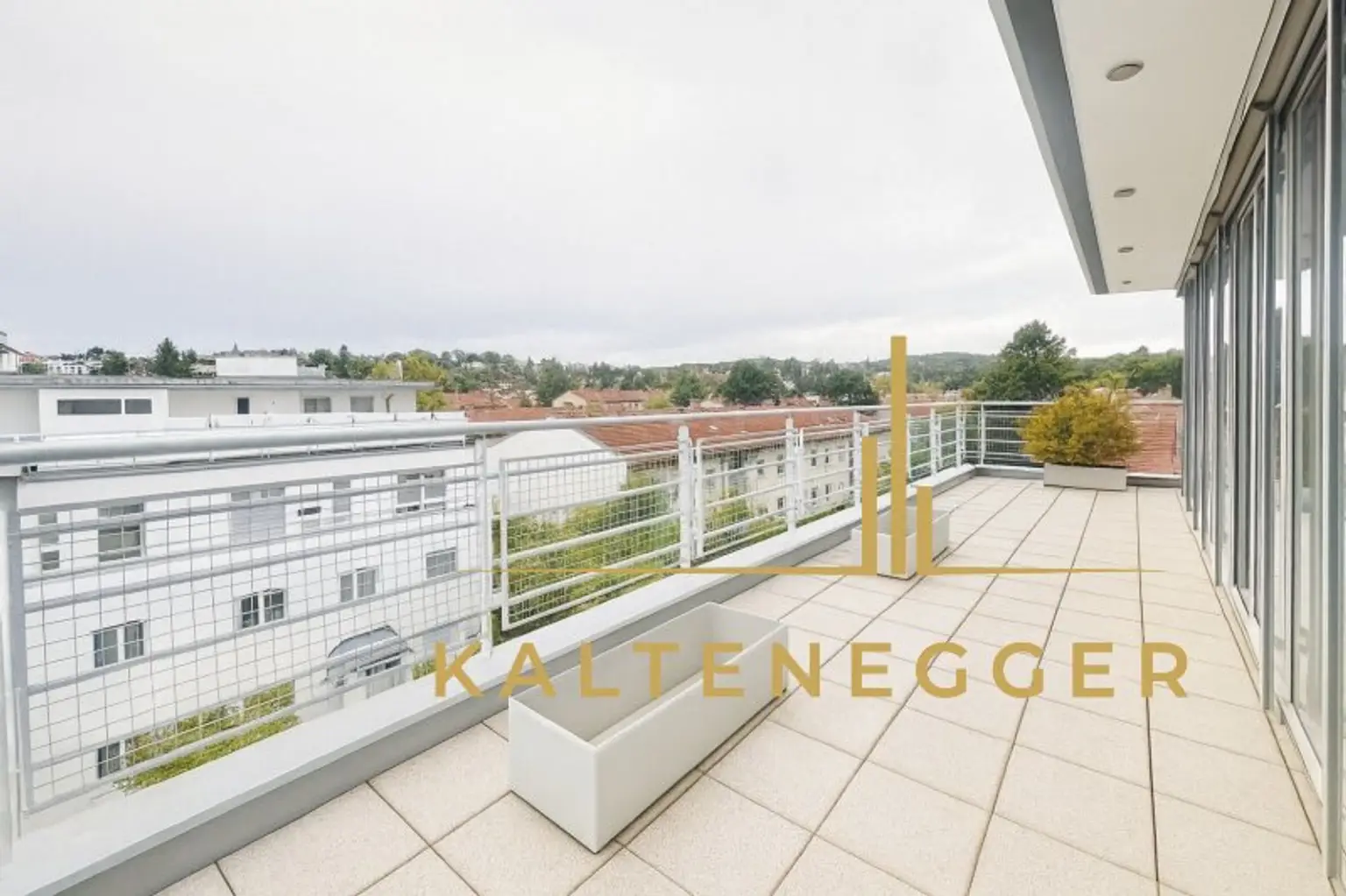 Traumhafte Dachgeschosswohnung am Fuße des Hackenbergs