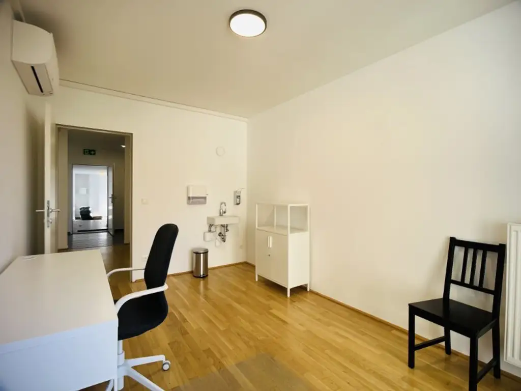 Vielseitig nutzbare, sanierte Praxis / Wohnung in zentraler Bahnhofsnähe in Brunn am Gebirge – Kauf oder Miete möglich!