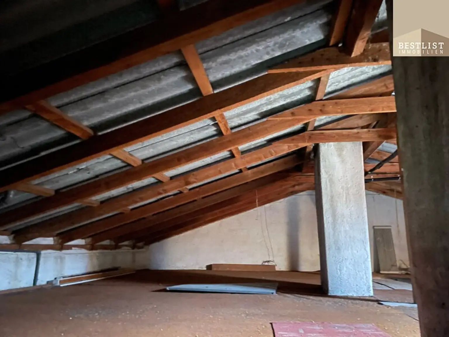 7 Zimmer Haus in Gainfarn - innen mit Renovierungsbedarf