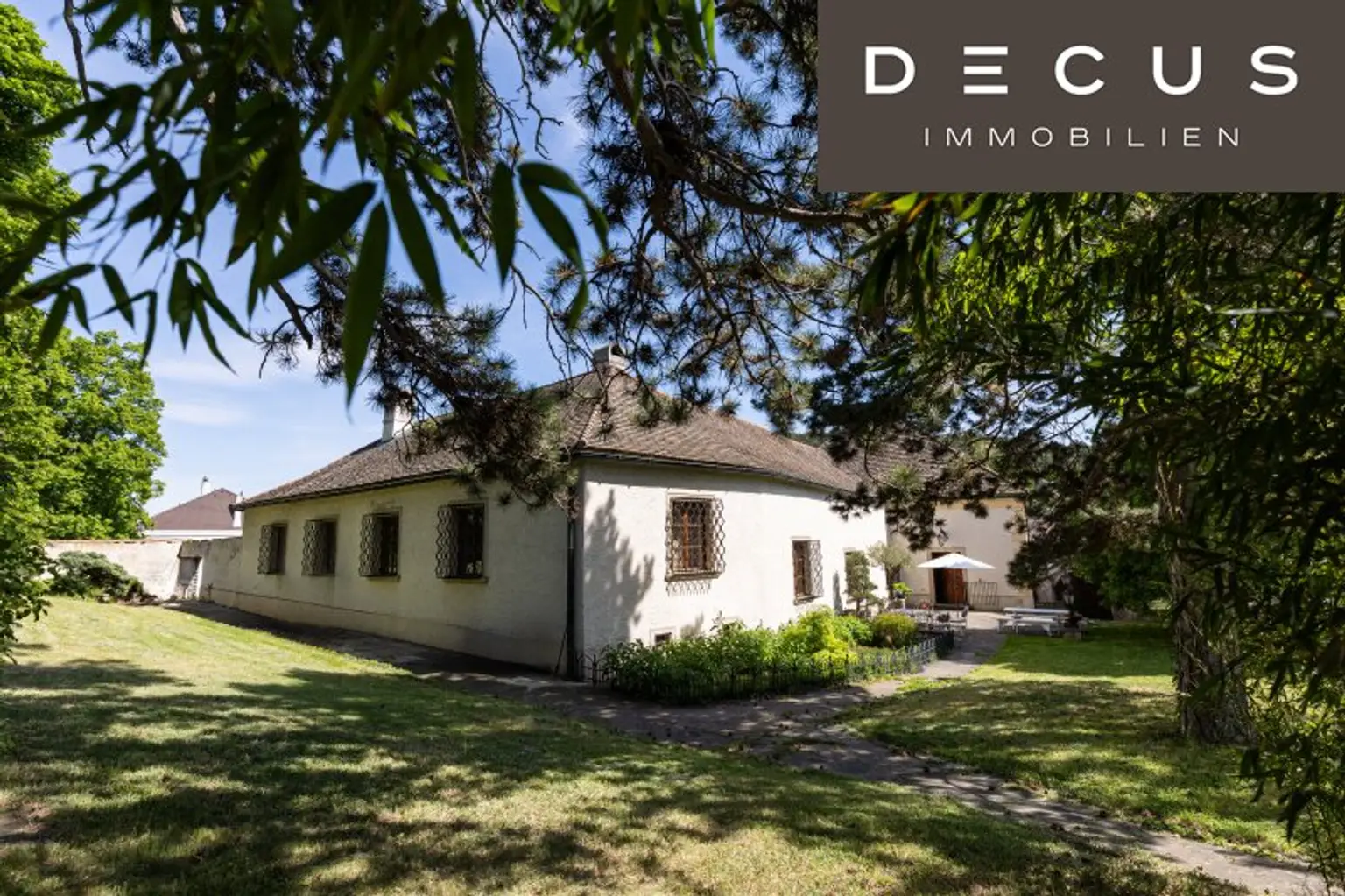 | VIERKANTHOF | HERRENHAUS  |  BURGÄHNLICHES HISTORISCHES WOHNOBJEKT MIT GARTEN IN ZENTRUMSLAGE  |