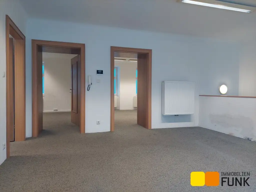 Attraktives Büro mit eigener Garage und zusätzlicher Lagerfläche