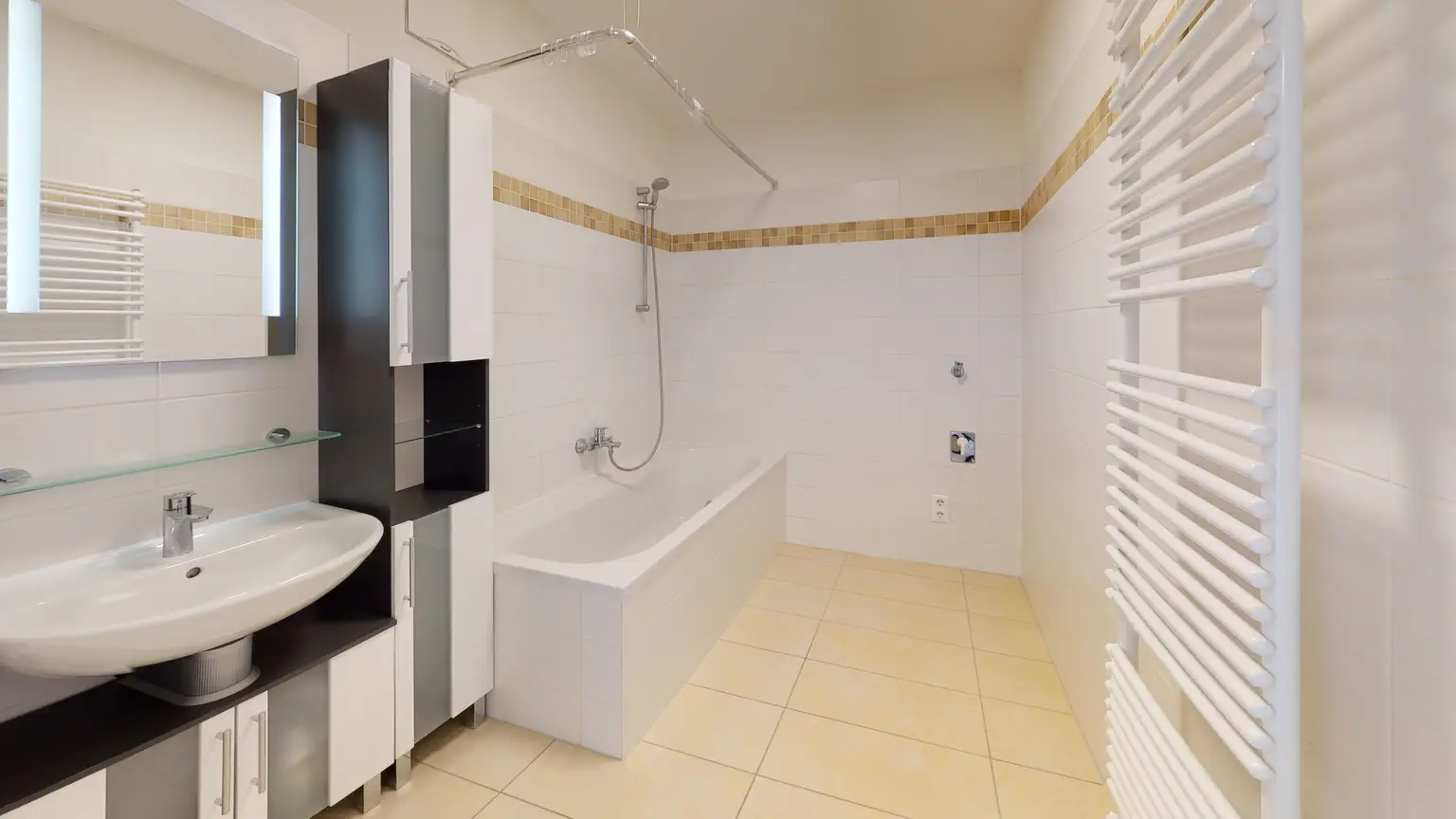 Moderne Dachgeschosswohnung, klimatisiert und gut geschnitten