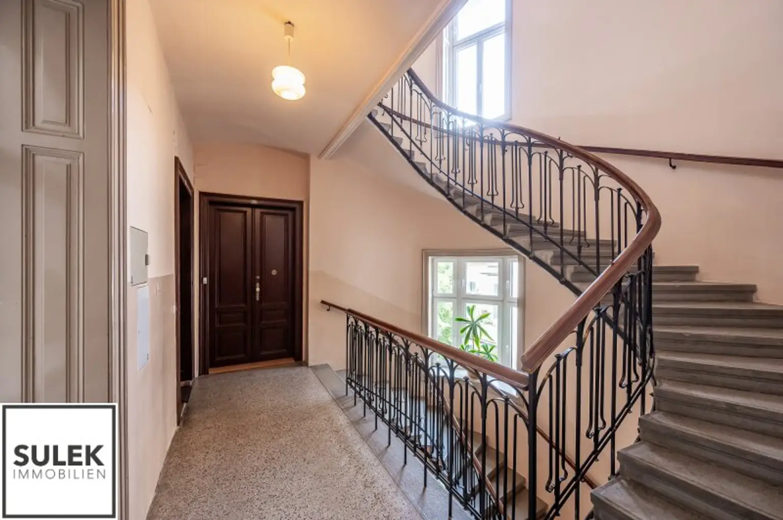 Schönbrunner Allee: 3-Zimmer-Altbauwohnung mit perfekter Aufteilung und Grünblick