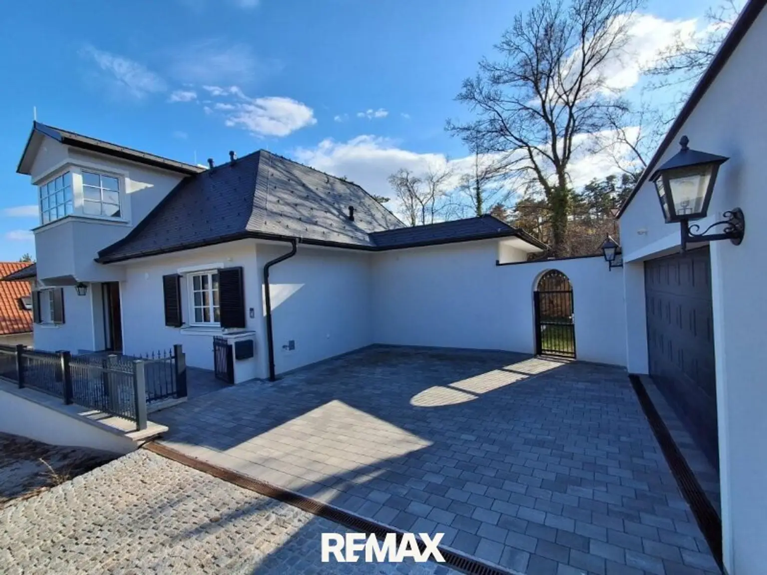 28 Garageneinfahrt Innenhof 2721