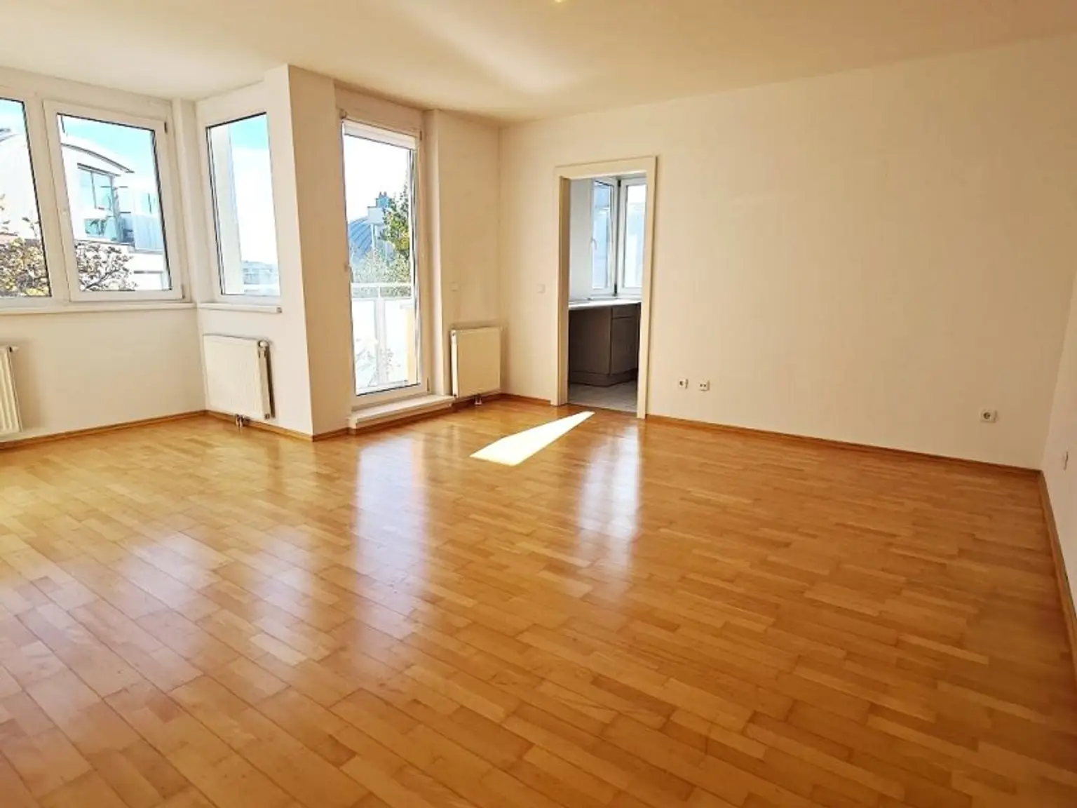 DACHGESCHOSS, Daringergasse, sonnige 76 m2 Neubau mit 6 m2 Balkon, 2 Zimmer, Wohnküche, Wannenbad, Parketten, Grünblick