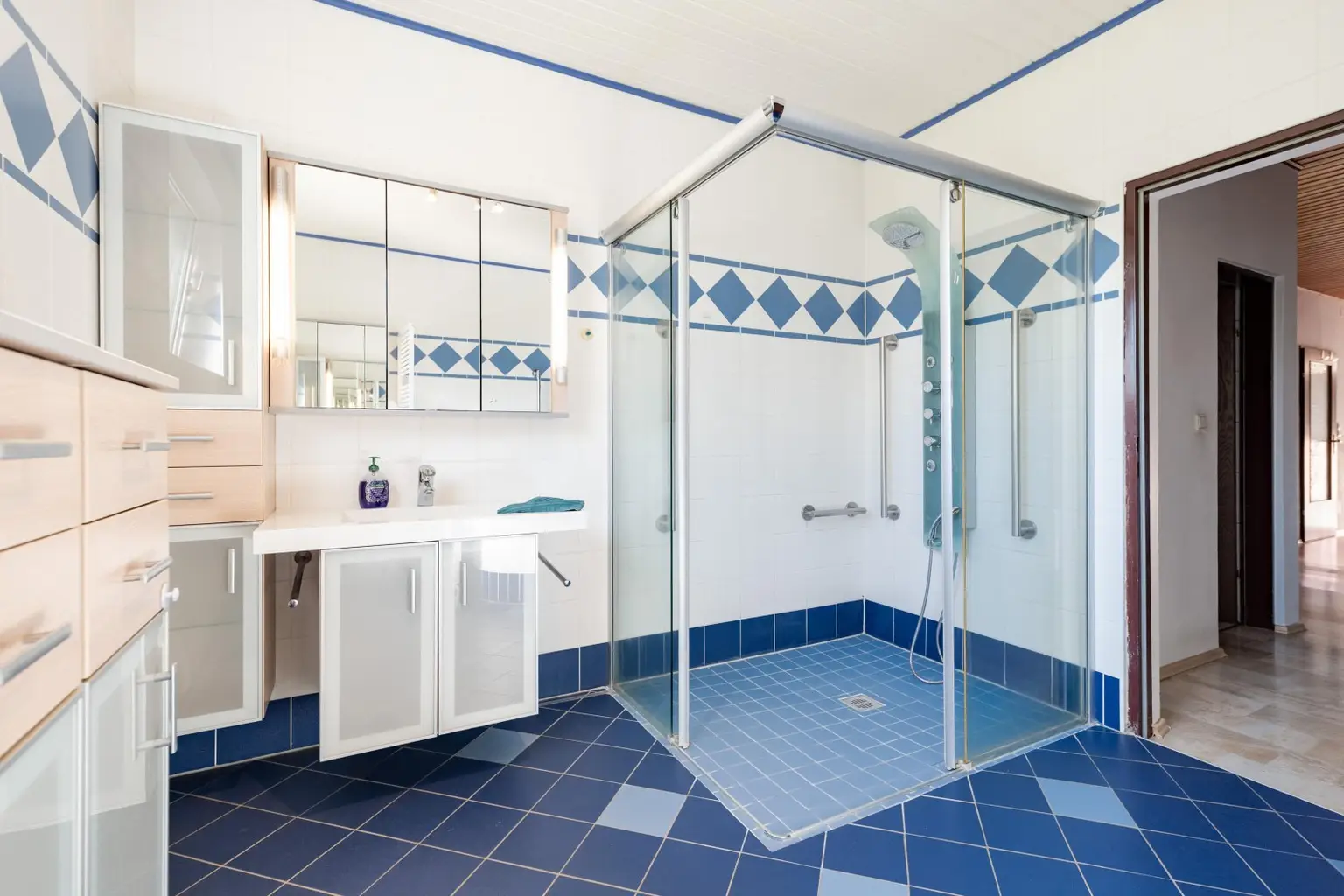 Ihr neues Zuhause: Haus mit Pool, Wintergarten & Komfort