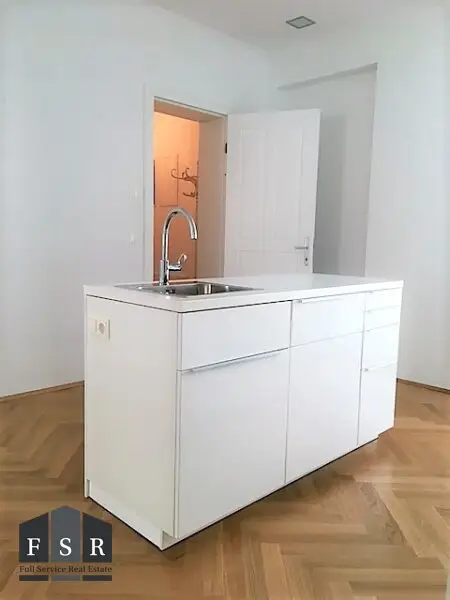 Alles da - Moderne und elegante Altbauwohnung mit Balkon in bester Lage + 1x Garagenplatz und Einbauküche im Preis inkludiert