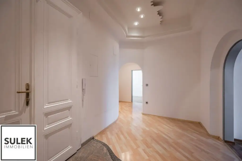 Adaptierungsbedürftige Erkerwohnung direkt beim Schloss Schönbrunn - 3 Zimmer