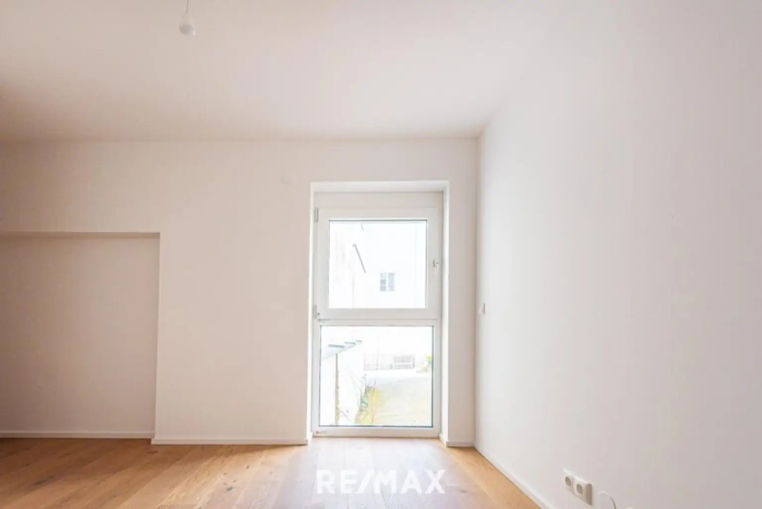 Schlafzimmer mit Blick in den Innenhof