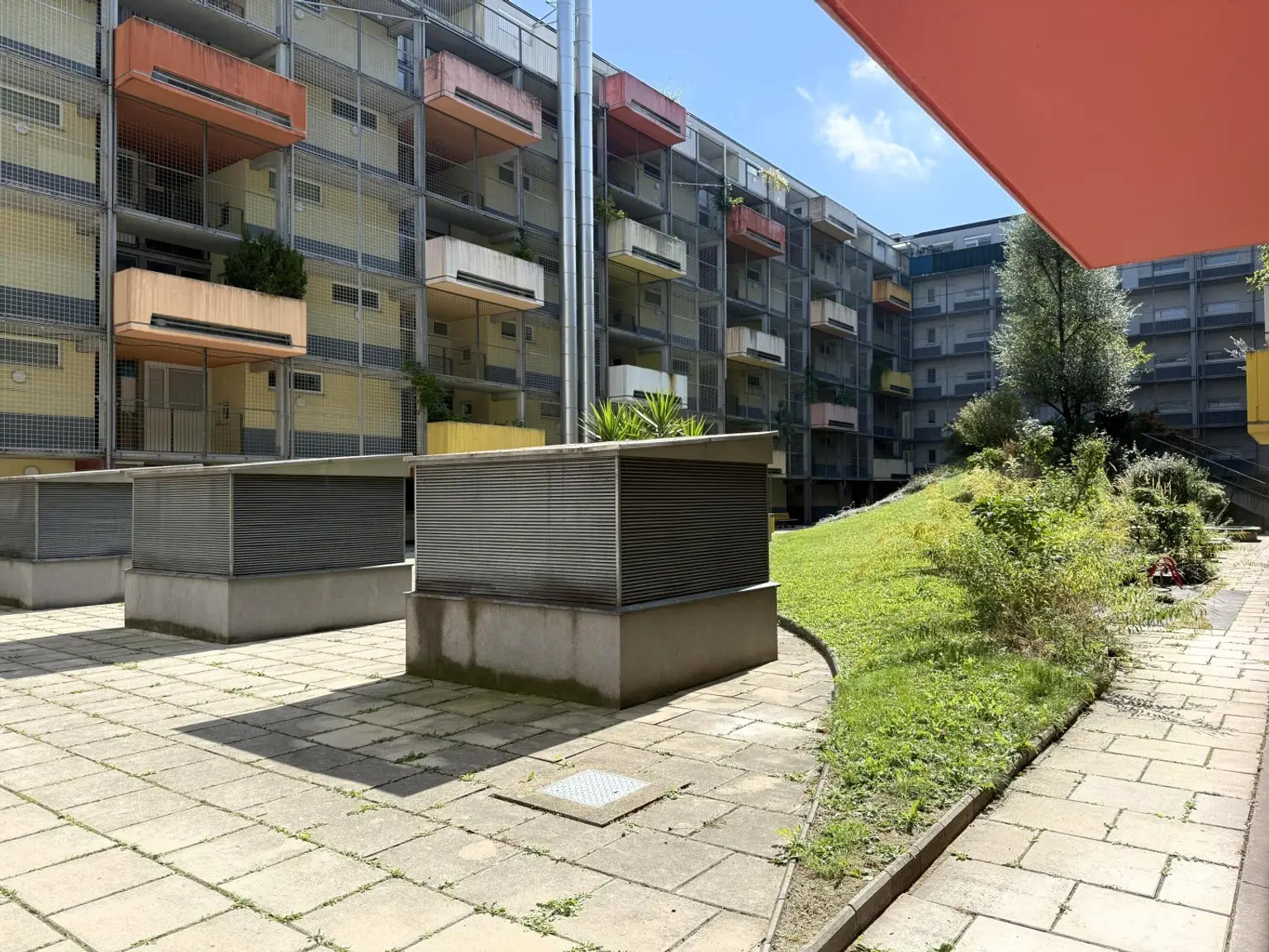 Eine helle, renovierungsbedürftige 3-Zimmer Wohnung // A bright 3-room apartment in need of renovation //