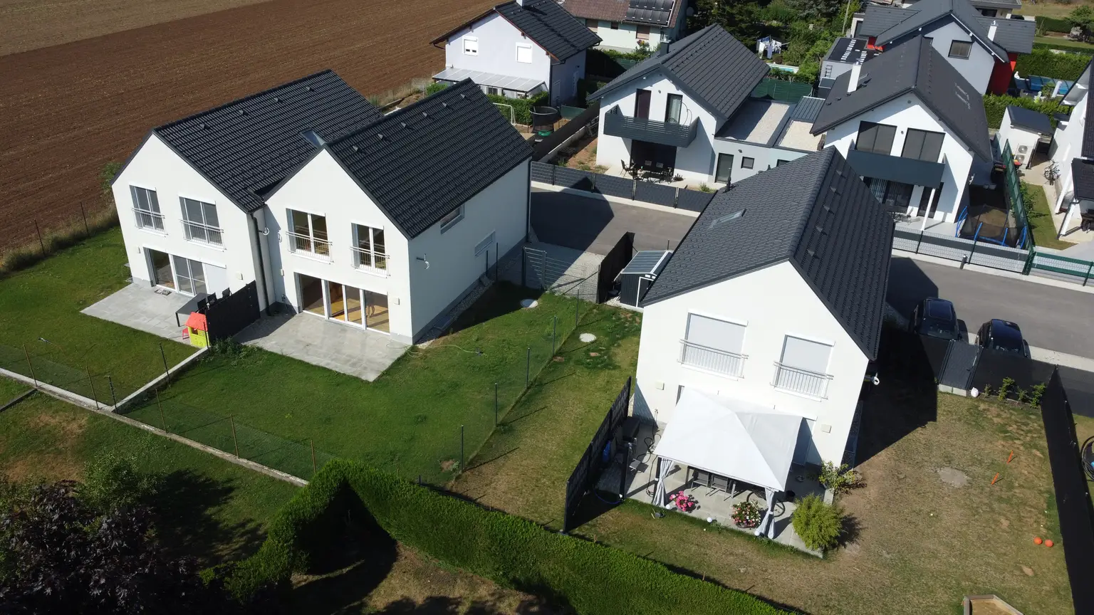 Neuwertige Doppelhaushälfte in Gänserndorf - 4 Zimmer, Keller, Garten, Terrasse, 2 Stellplätze!