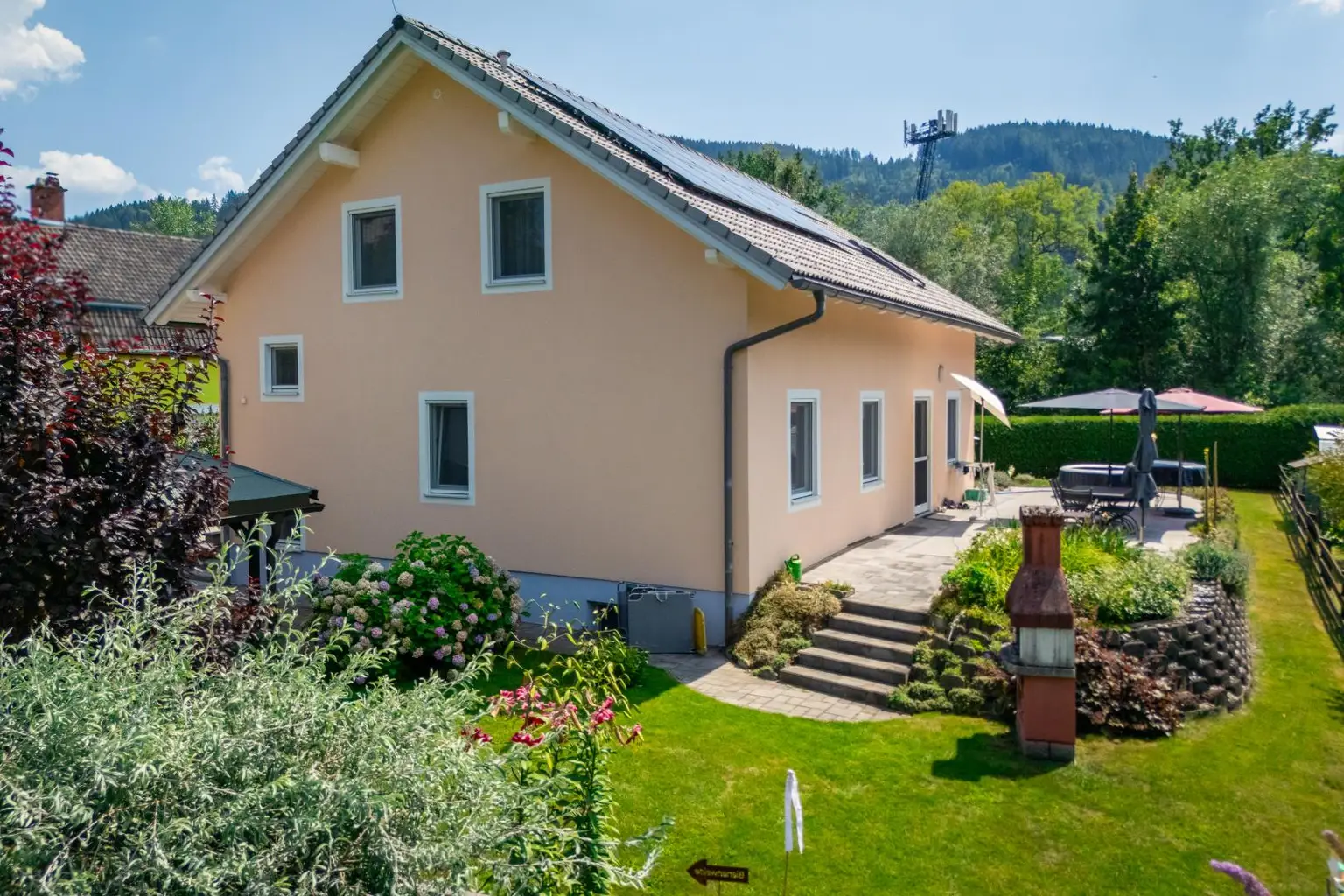 Gartenseite mit Terrasse
