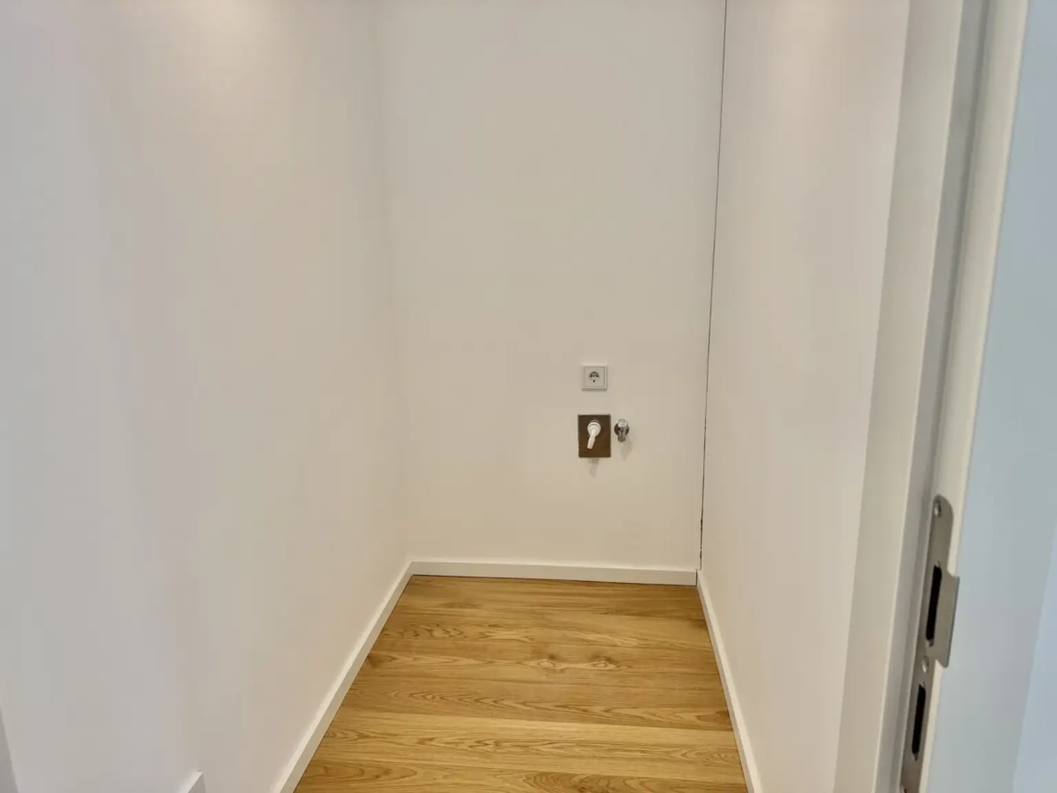 DANUBEFLATS. New - 2 Zimmer Wohnung - 40. Stock inkl. Sonnenuntergang