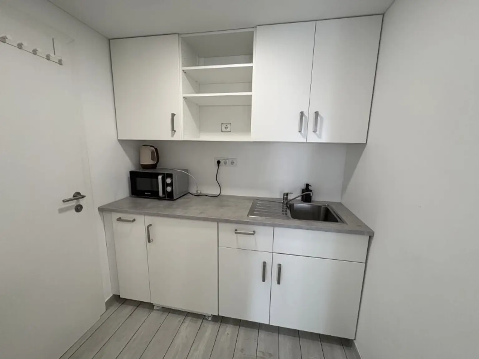 Helle 2-Zimmer-Wohnung mit großem Wintergarten (Heizkosten inkl.)
