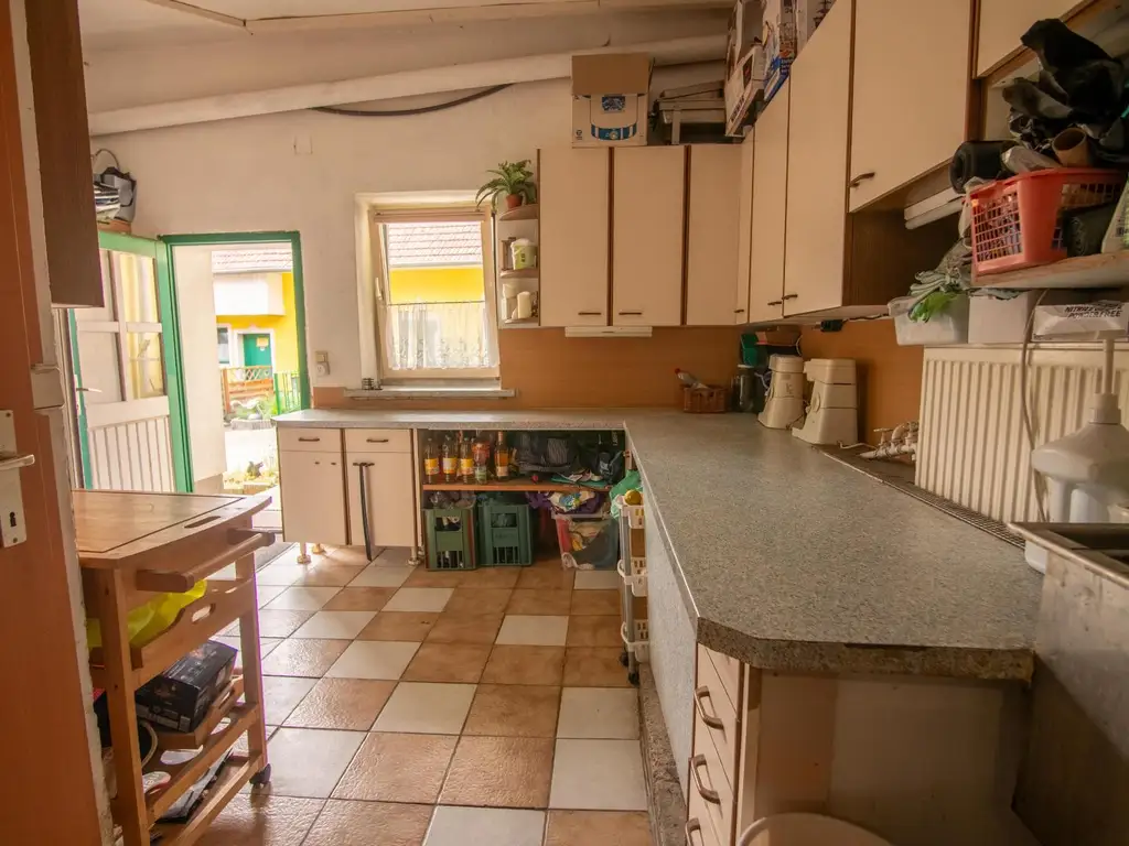 Großes Wohnhaus mit Heurigenlokal / 5 Gästezimmern und einem Miethaus