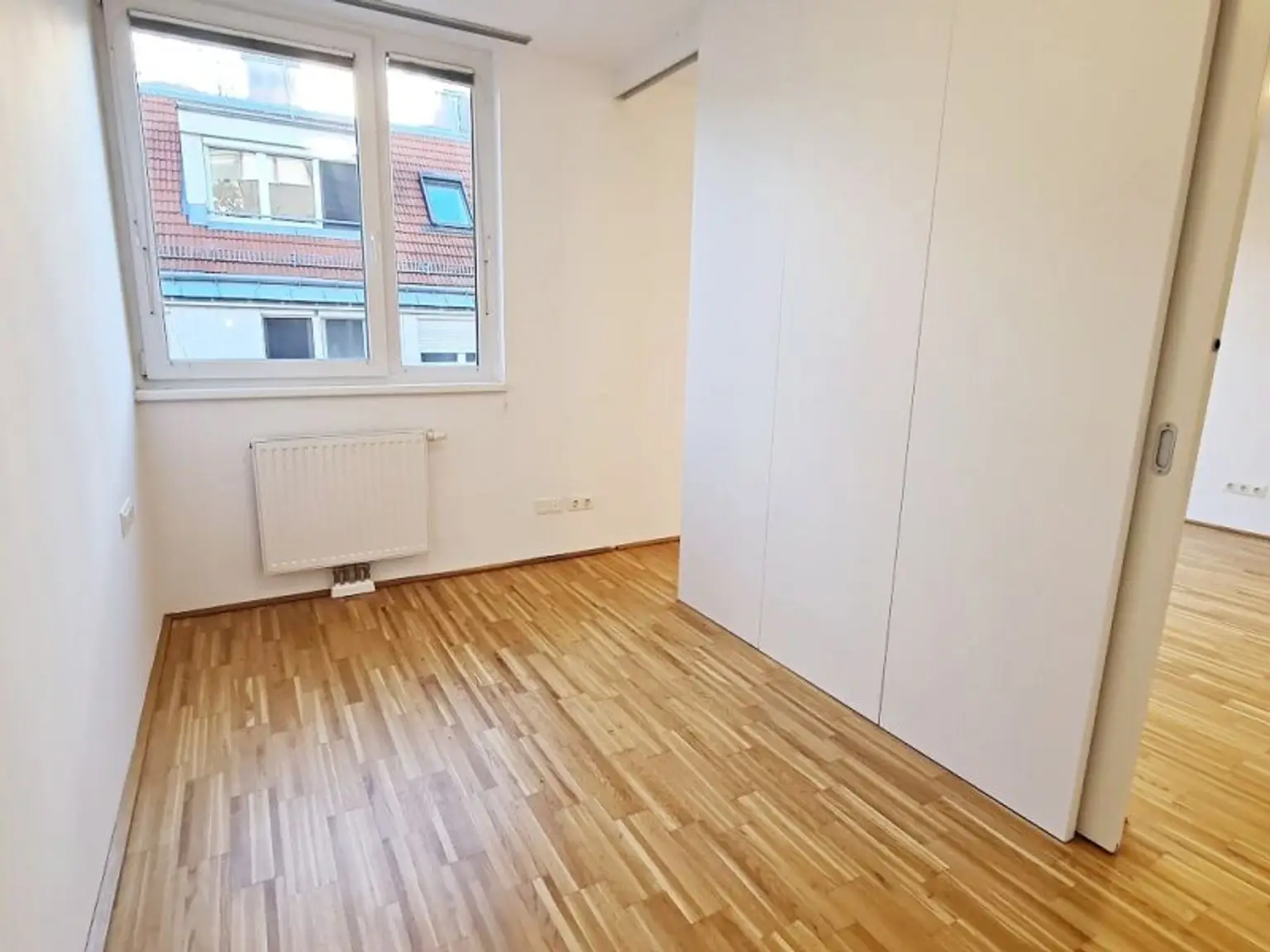 AM SPITZ-NÄHE, gepflegte 36 m2 Neubau mit 4 m2 Balkon, 2 Zimmer, Komplettküche, Wannenbad, Parketten, Garagenplatz möglich, Leopold-Ferstl-Gasse
