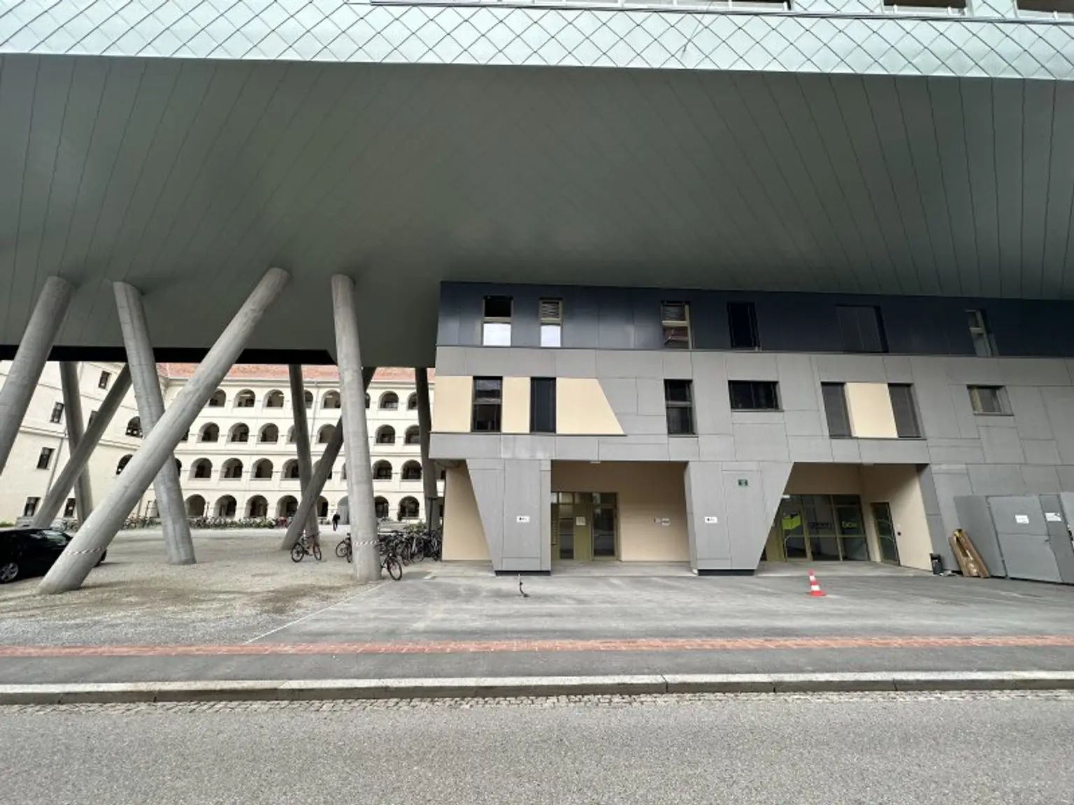 Ab 01.12.2025 verfügbar - Komfortabel parken – Ihr Stellplatz steht bereit!