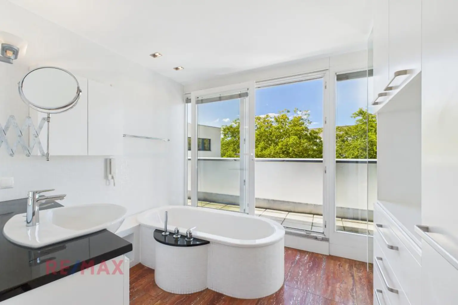 Innenstadt-Luxus: 247 m² pure Eleganz auf zwei Wohnebenen