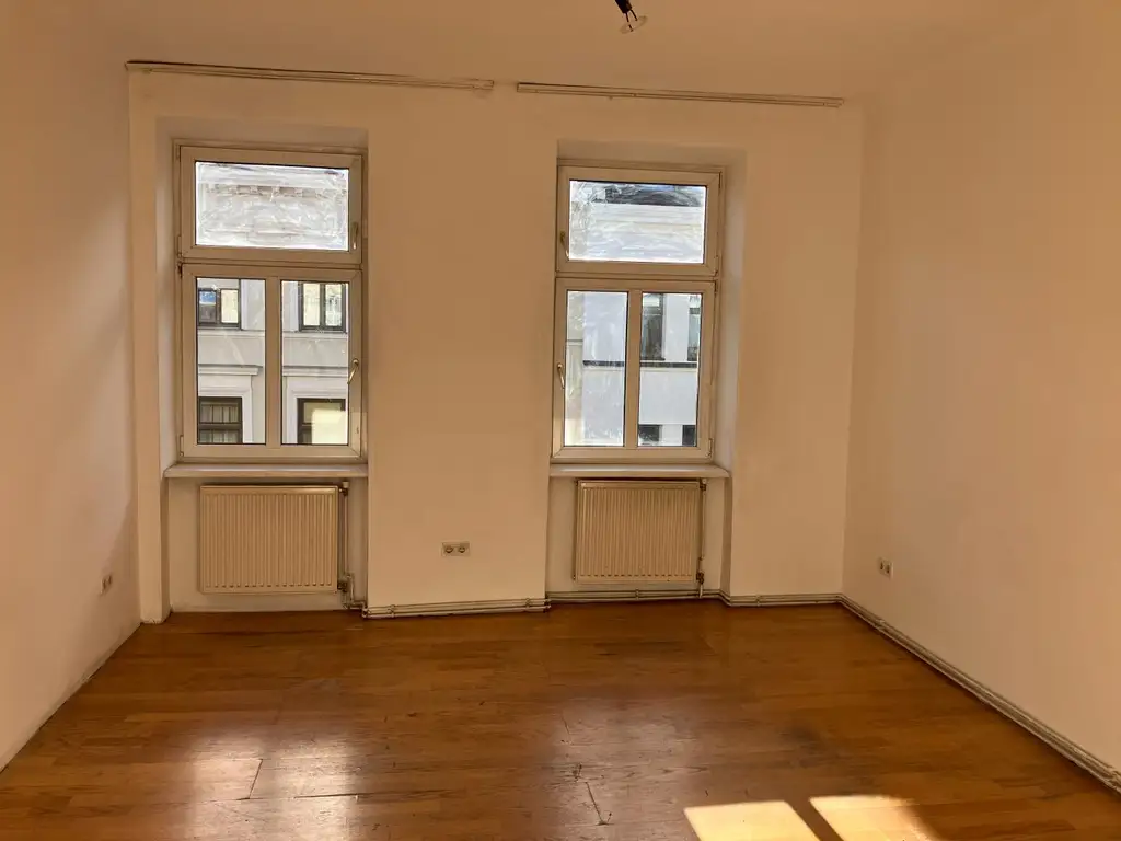 "Under Construction "   Wohnung zum Sanieren.