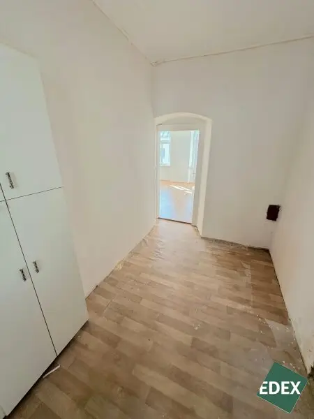 Sanierungsbedürftige 3-Zimmer Altbau-Wohnung mit Potenzial direkt bei der U-Bahn