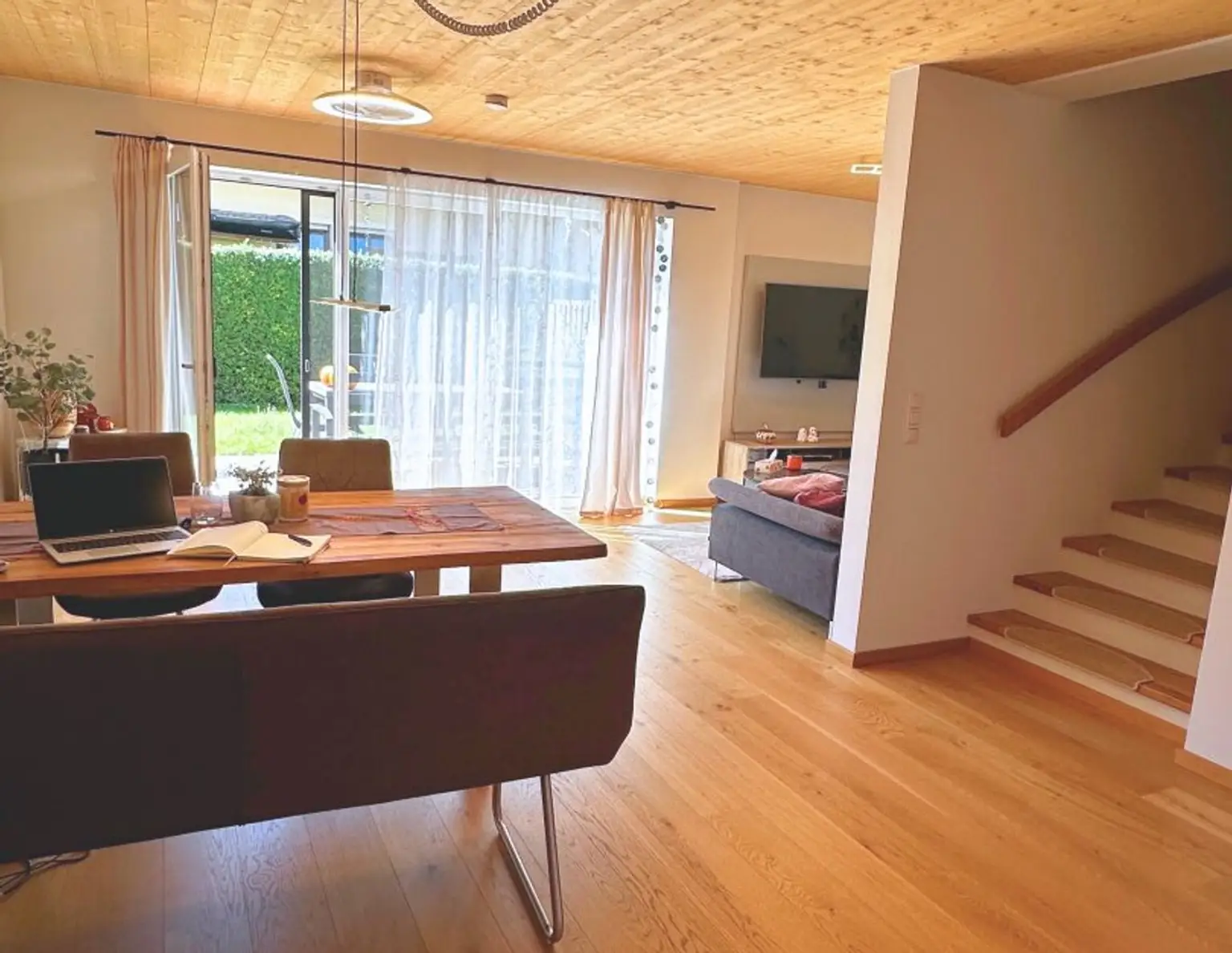 Moderne 6 Zimmer Doppelhaushälfte - Garten und Carport