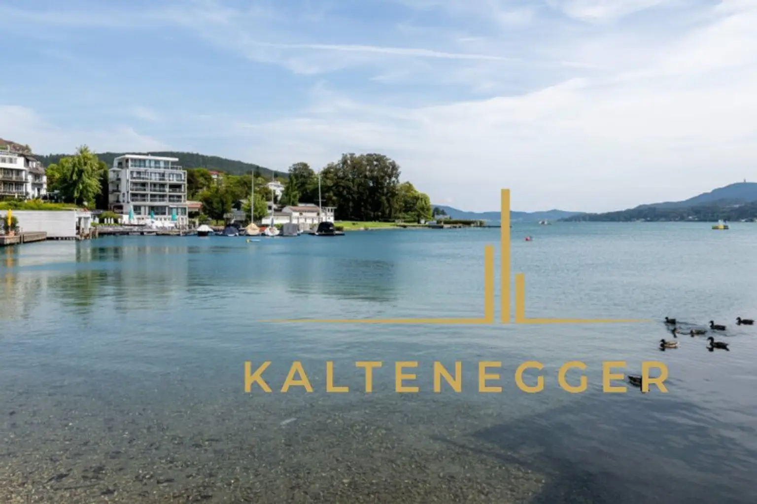 Blick auf den See und das Haus