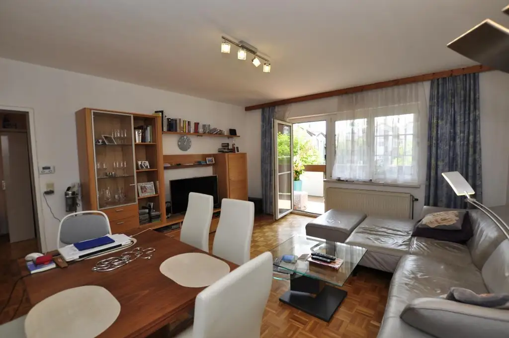 Sonnige 3-Zimmer-Wohnung im 1. Stock mit großer Loggia und Einzelgarage