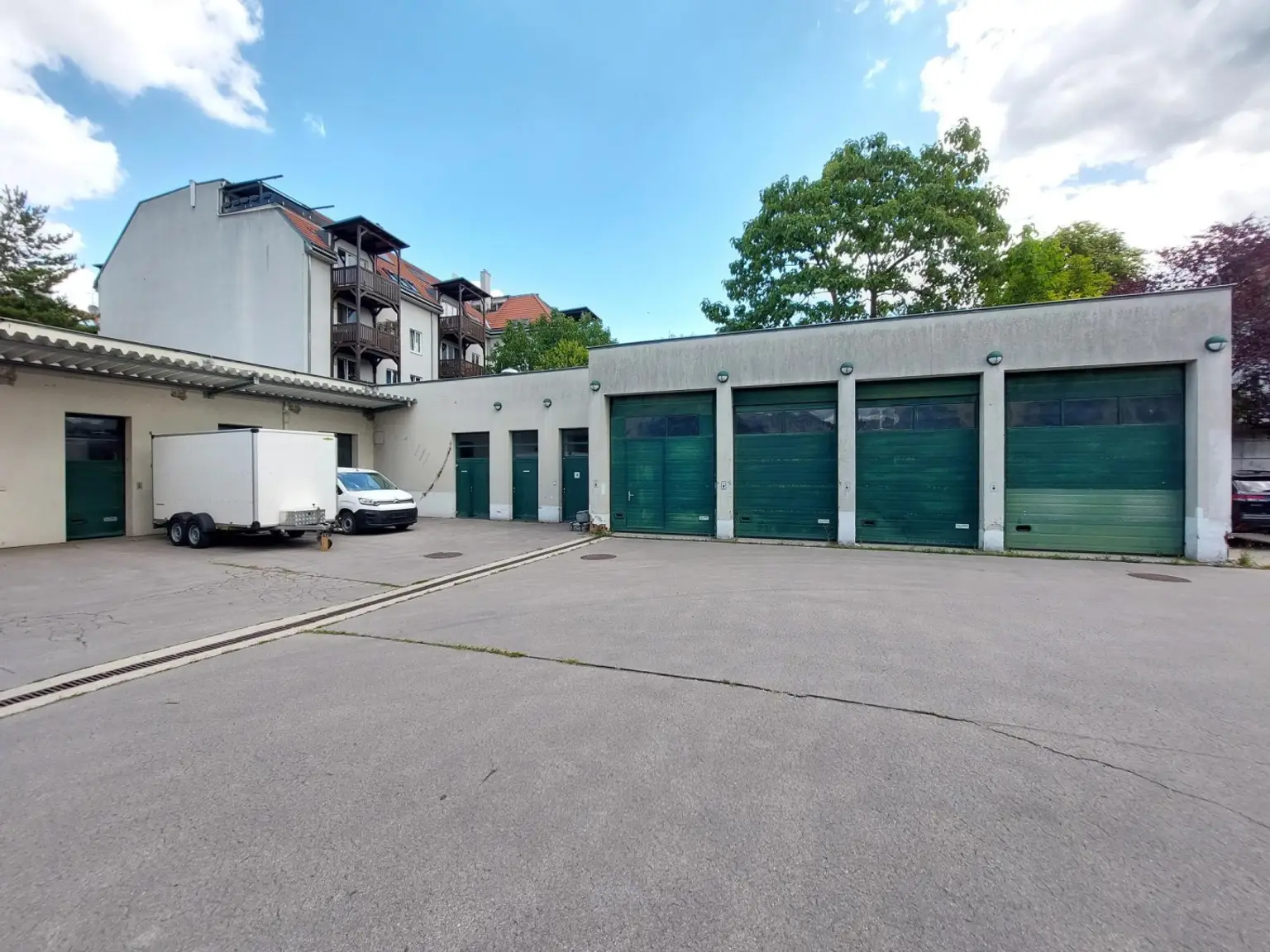 Garage mit Nebenräumen
