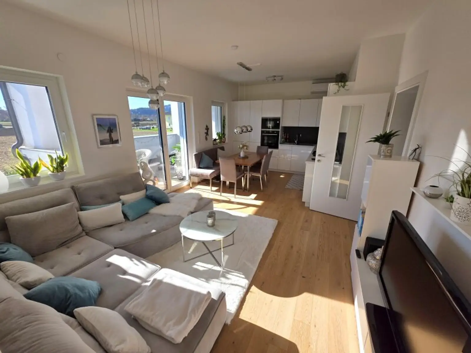 Neuwertige Jungfamilienwohnung mit sonnigem Balkon!