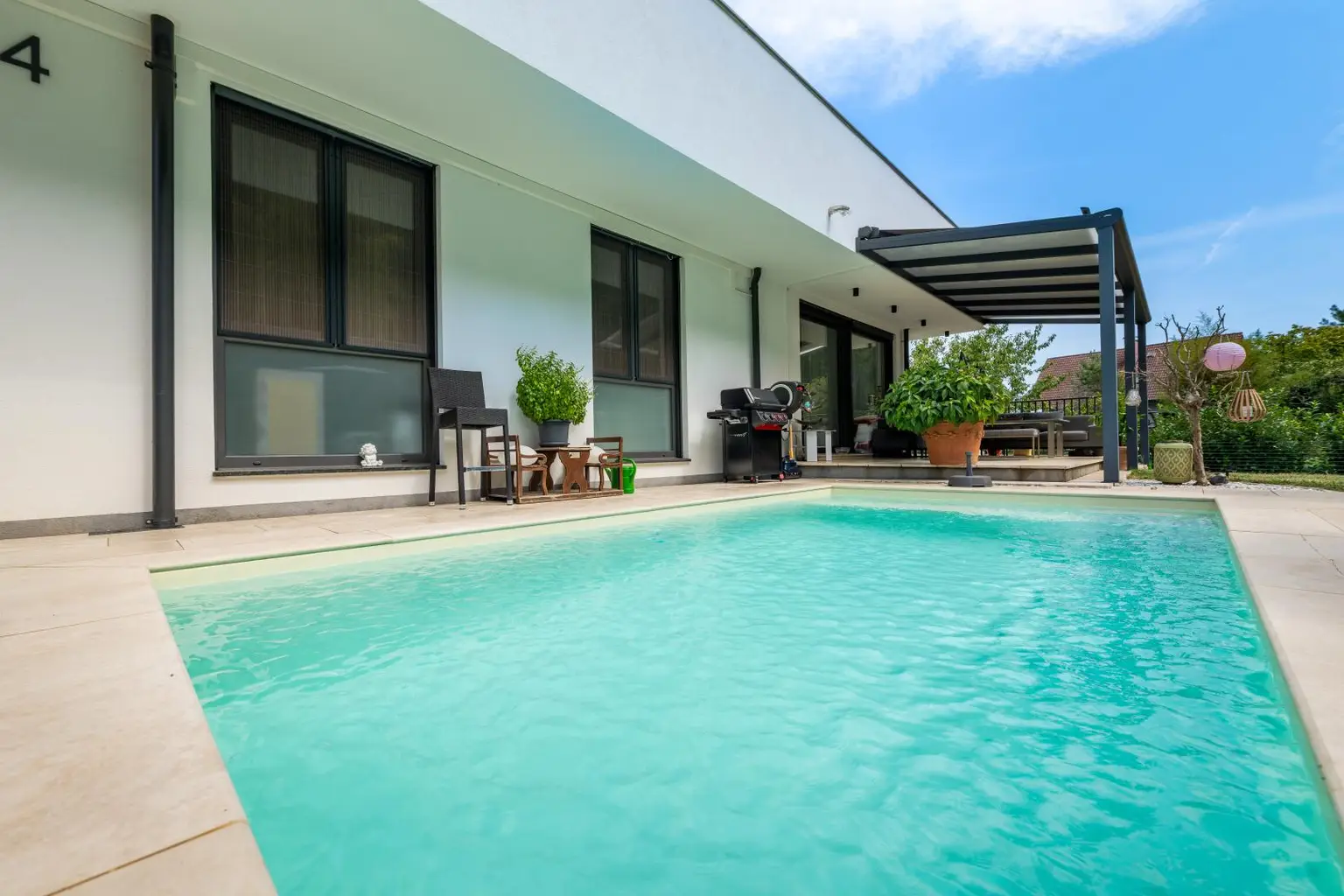 Gartenwohnung mit Pool