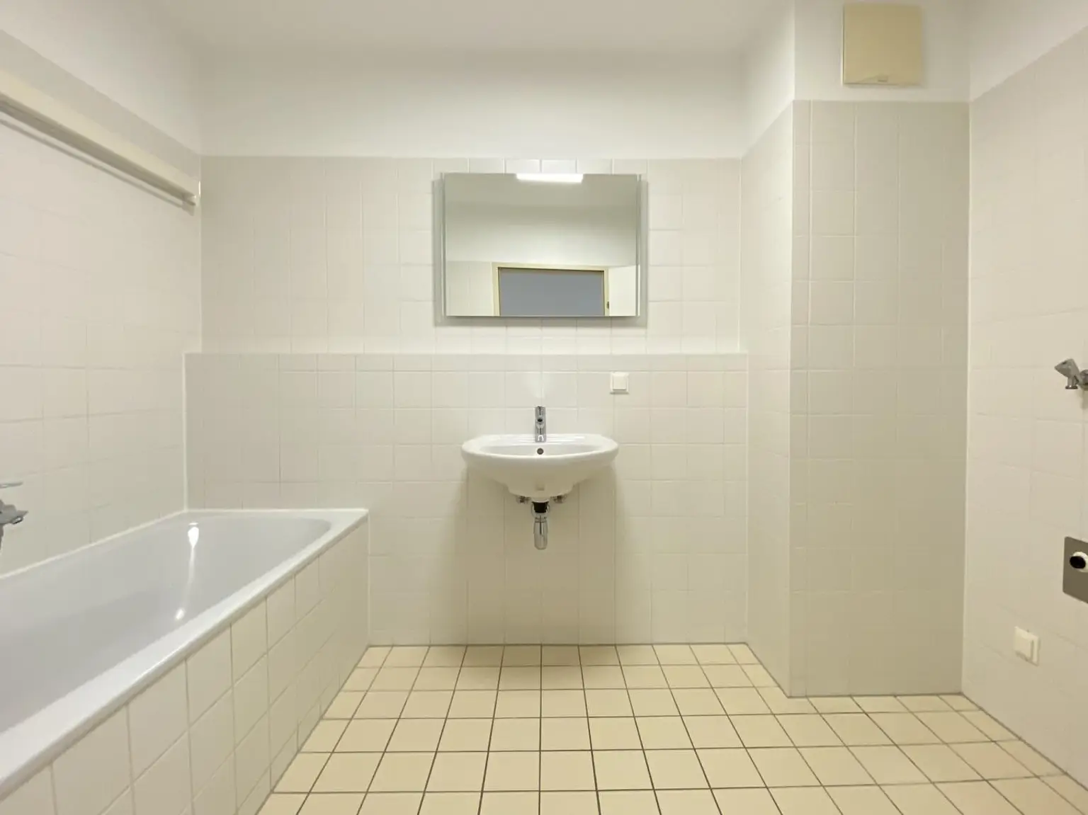 3 ZIMMER GARTENWOHNUNG | RUHE | VIEL STAURAUM | TERRASSE | 2 WC | GARAGE | EINBAUKÜCHE