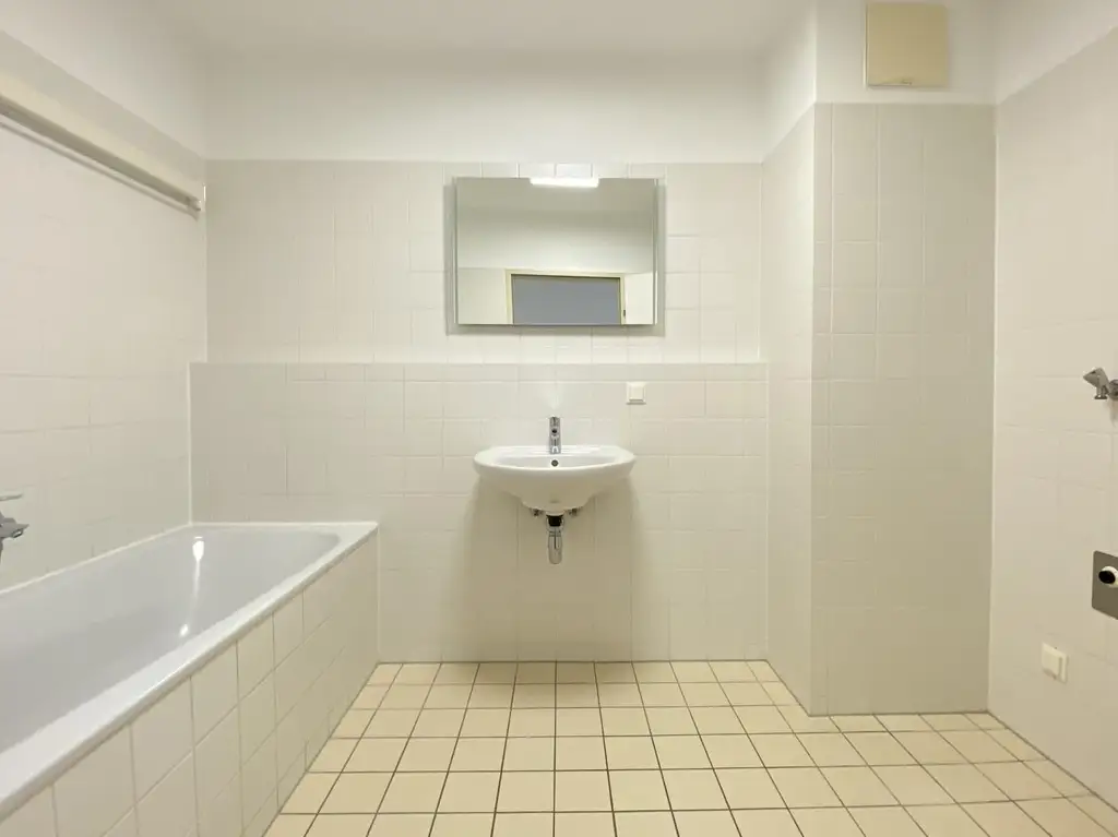 3 ZIMMER GARTENWOHNUNG | RUHE | VIEL STAURAUM | TERRASSE | 2 WC | GARAGE | EINBAUKÜCHE