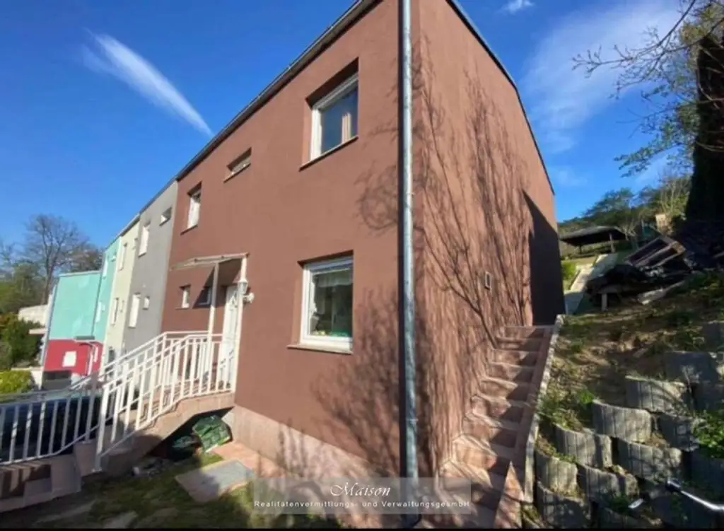 CHARMANTES ECKREIHENHAUS IN KLOSTERNEUBURG - 6 ZIMMER - GRÜNRUHELAGE - TERRASSEN - EIN ORT ZUM WOHLFÜHLEN !