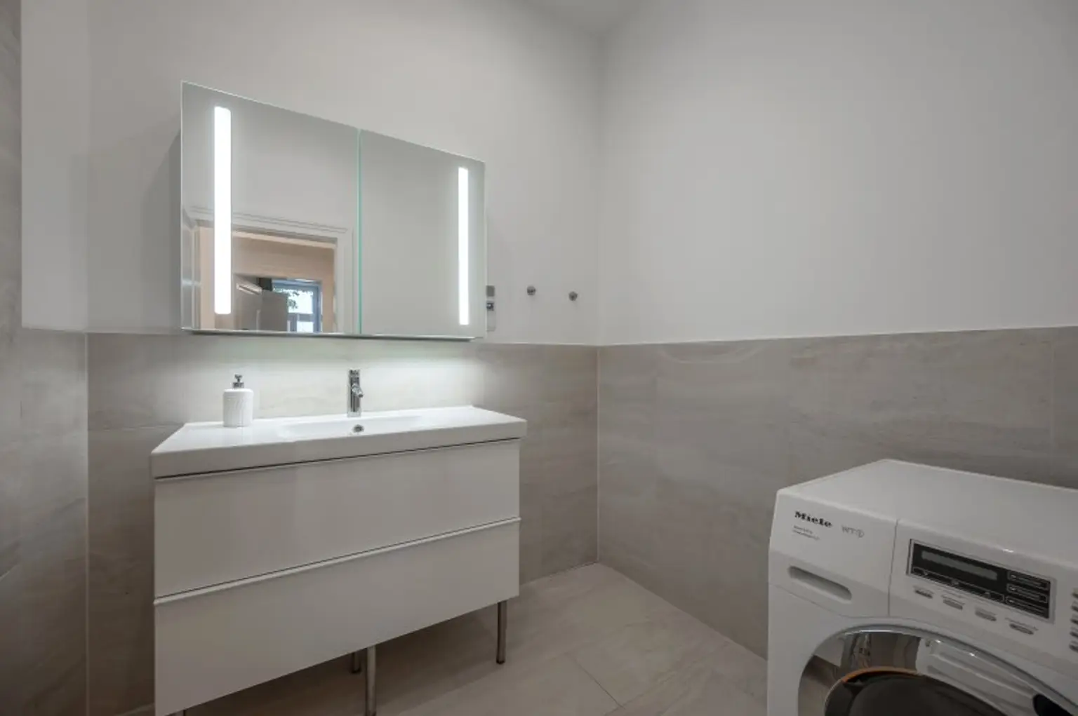 ++1150++ Stilvolle 4-Zimmer Altbauwohnung mit Balkon – Wohnen in Toplage mit Topausstattung