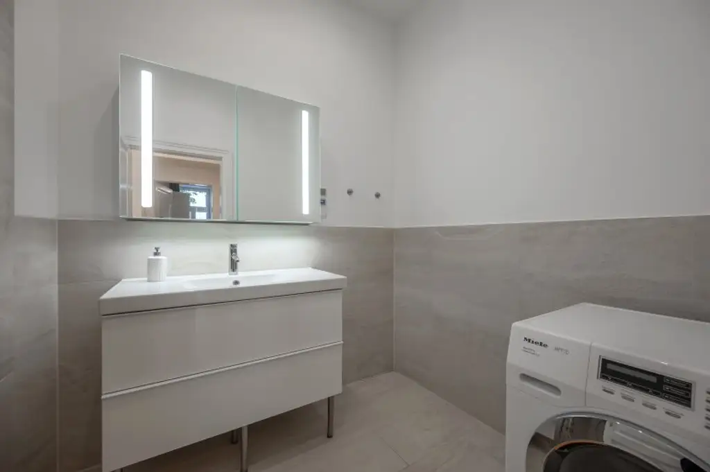 ++1150++ Stilvolle 4-Zimmer Altbauwohnung mit Balkon – Wohnen in Toplage mit Topausstattung