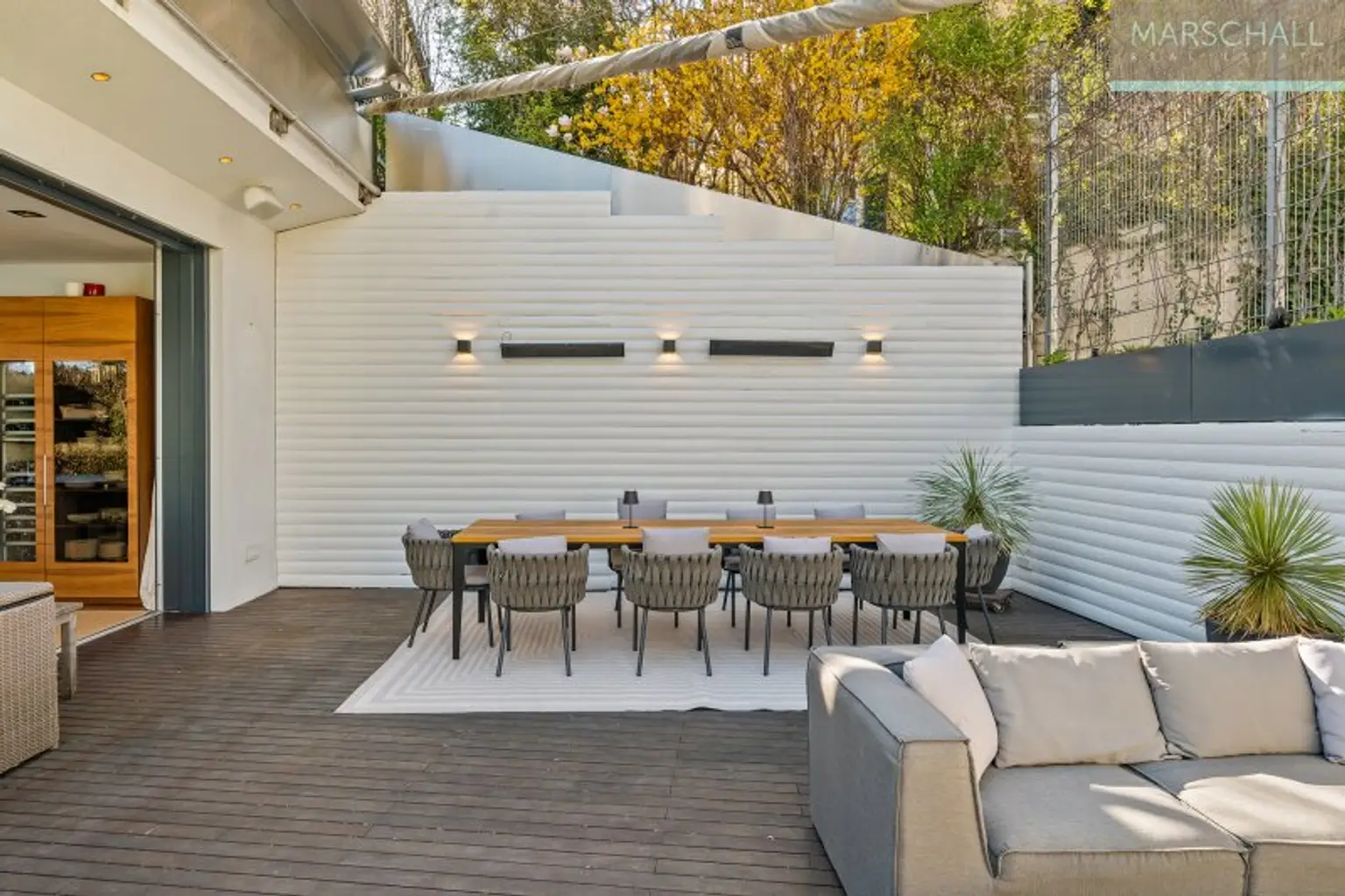 Terrasse mit Eingang in die Küche