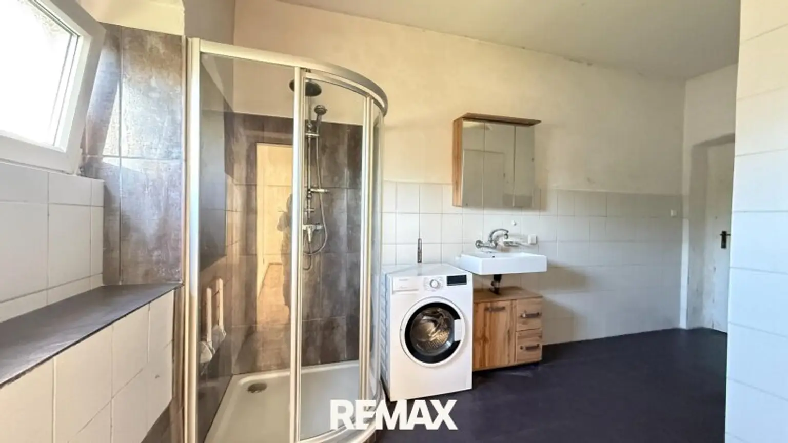 Badezimmer mit Dusche und WC