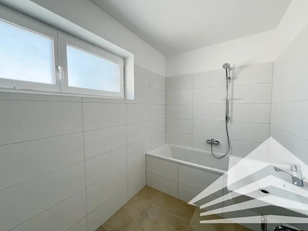 Lichtdurchflutete 3-Zimmer Wohnung mit großem Balkon in Puchenau!