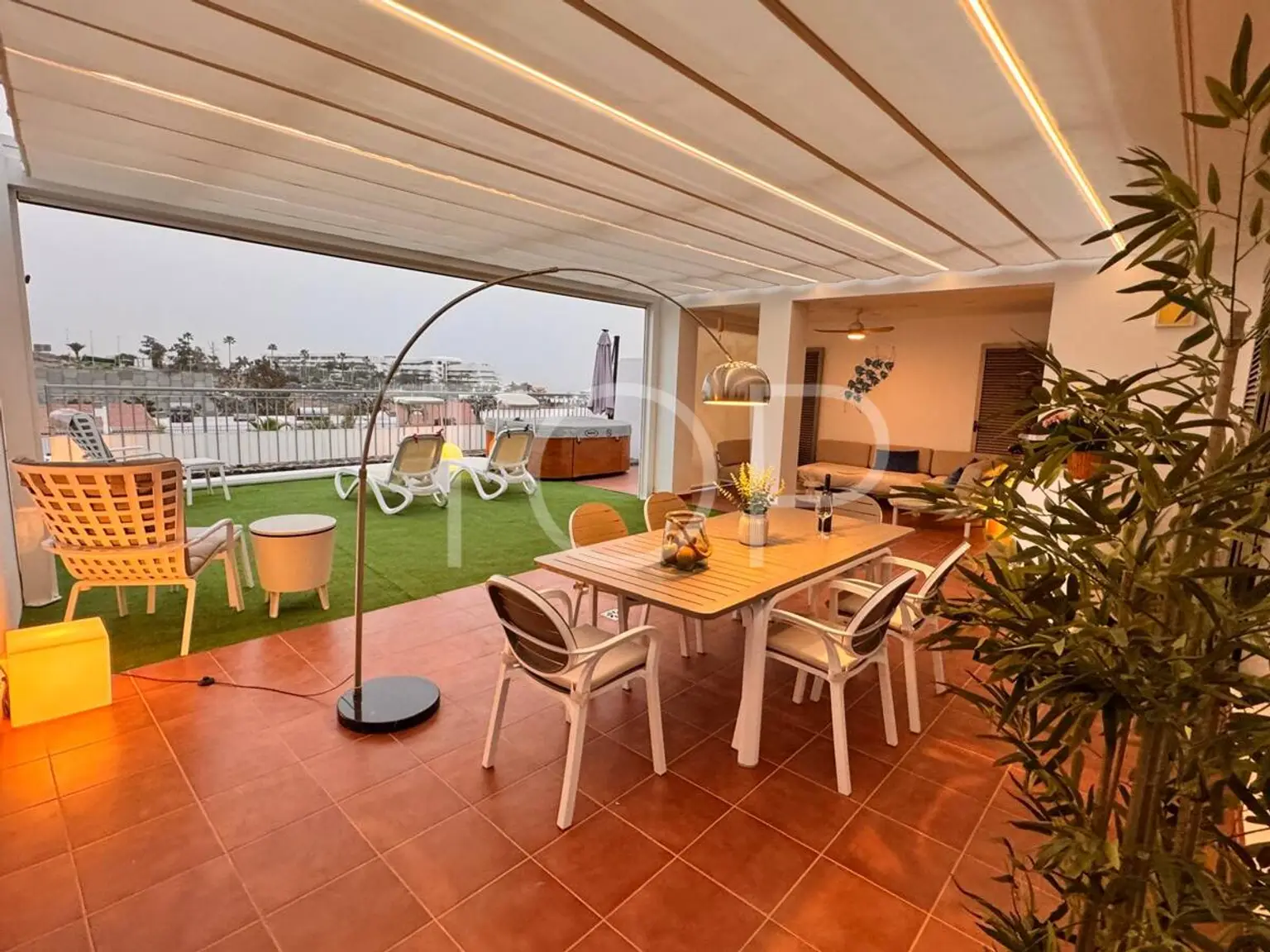 Bright two-bedroom apartment with terrace and sea and pool views in Magnolia Golf Resort, La Caleta