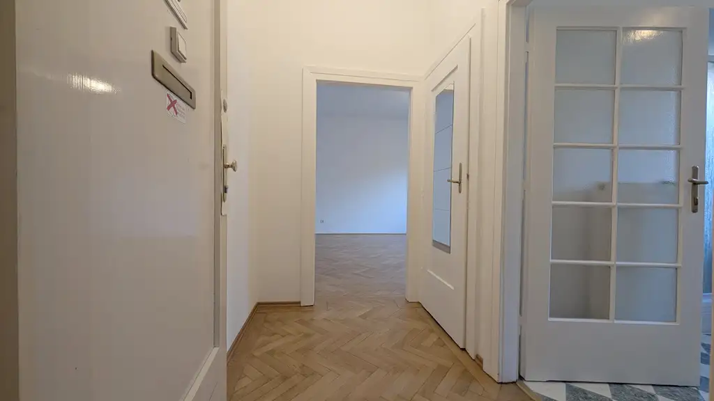 NETTE, HOFSEITIG RUHIG GELGENE GARCONNIERE IN U4/U6-NÄHE
