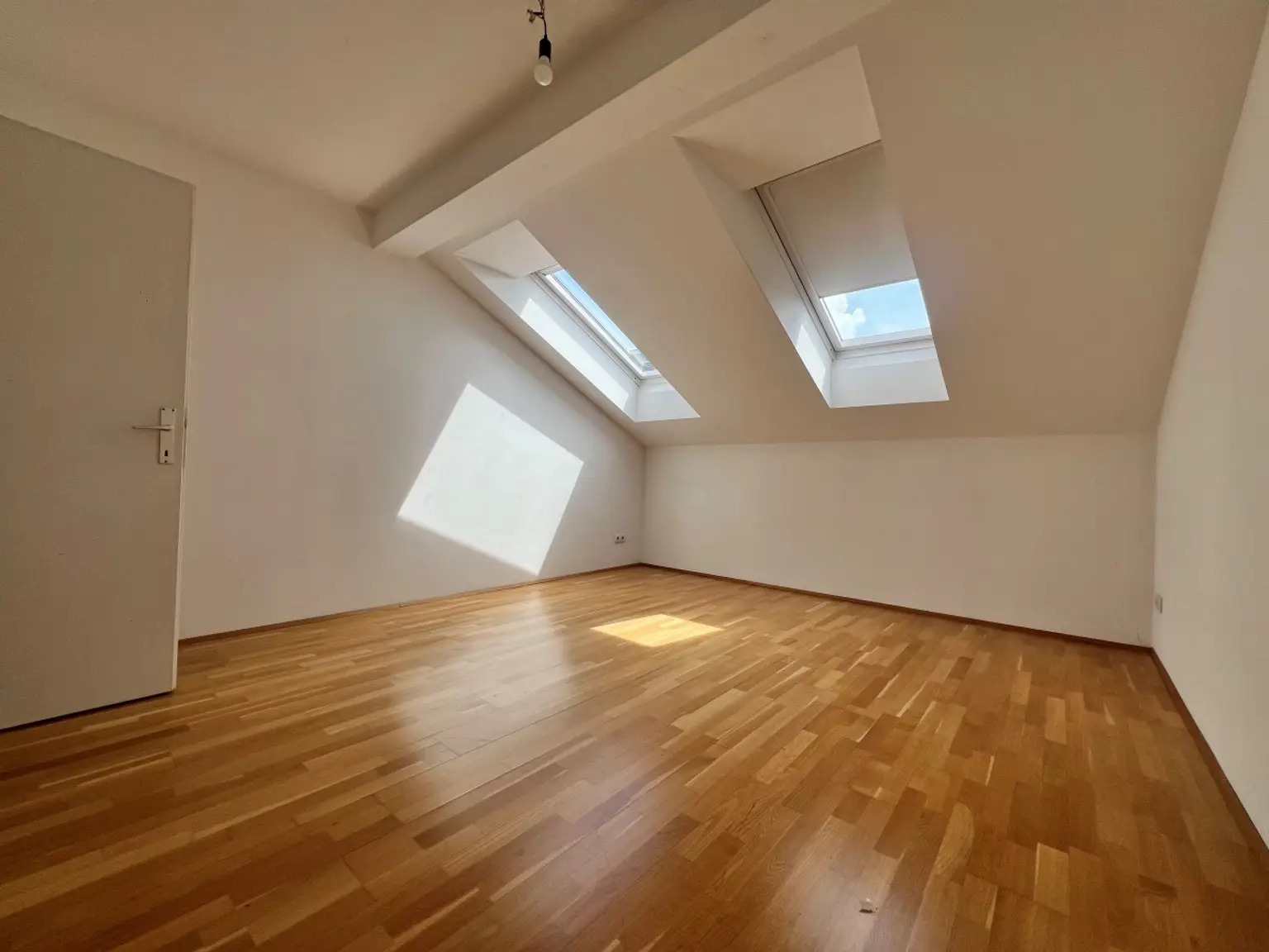 10 | WG ZIMMER - für Studenten in schöner DG-Wohnung | Prima Service Immobilien