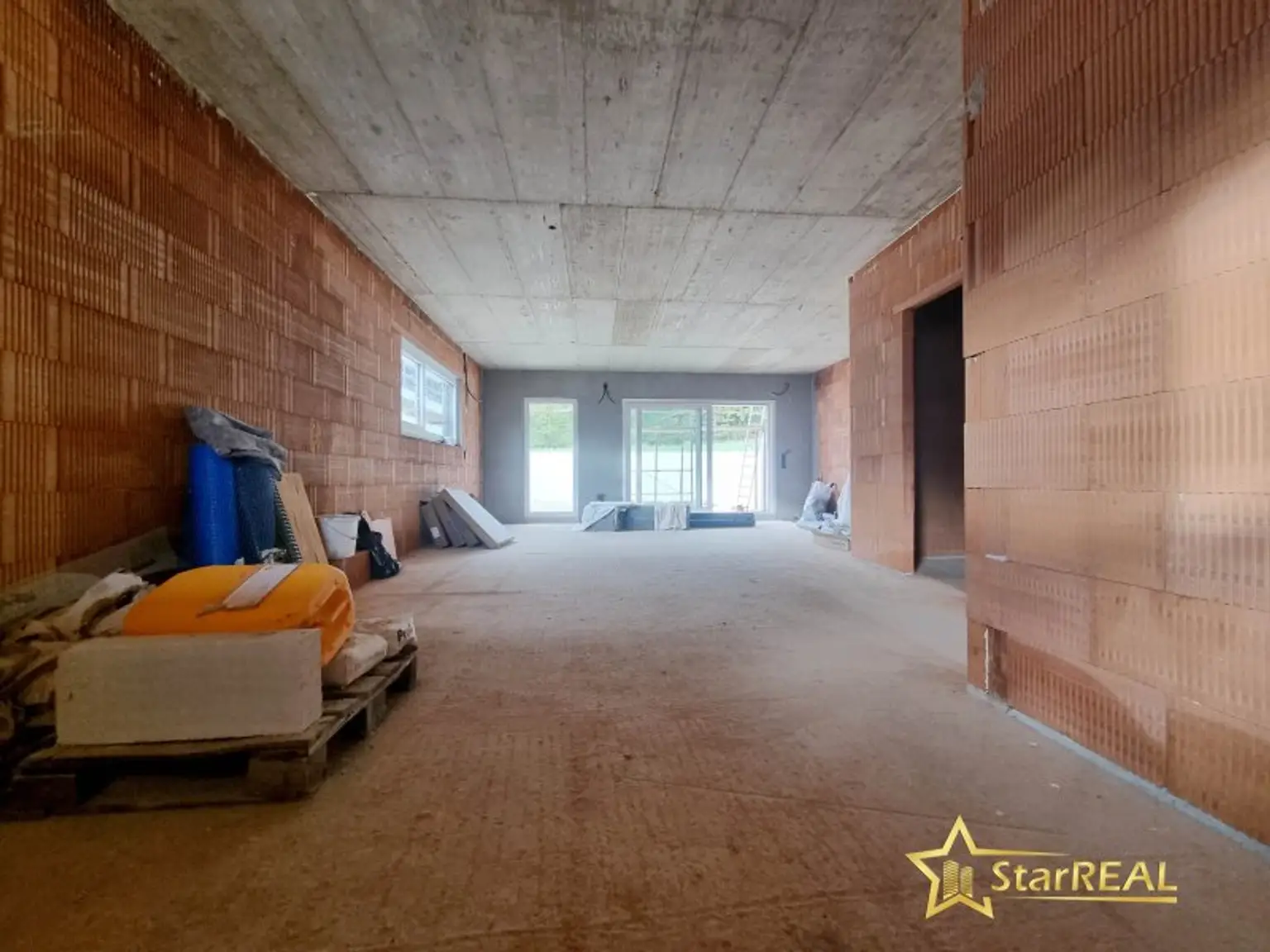 LETZTES HAUS VERFÜGBAR! IDEAL FÜR FAMILIEN! 5-ZIMMER-ZIEGELHAUS MIT UNVERBAUBAREN AUSBLICK. MIT KELLER, BALKON, TERRASSE, CARPORT UND GROSSEM GARTEN.