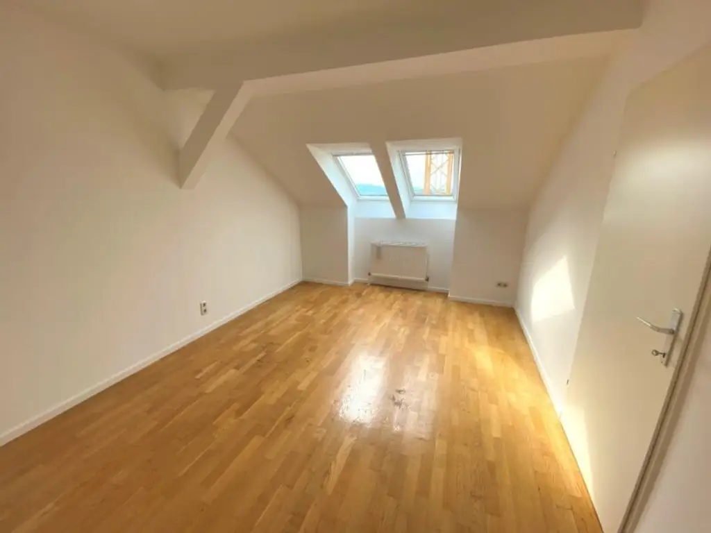 Nur ca. € 4.200 pro m² - 3 Zimmer DG-Wohnung  -  2 Gehminuten zur U3 Station Johnstraße