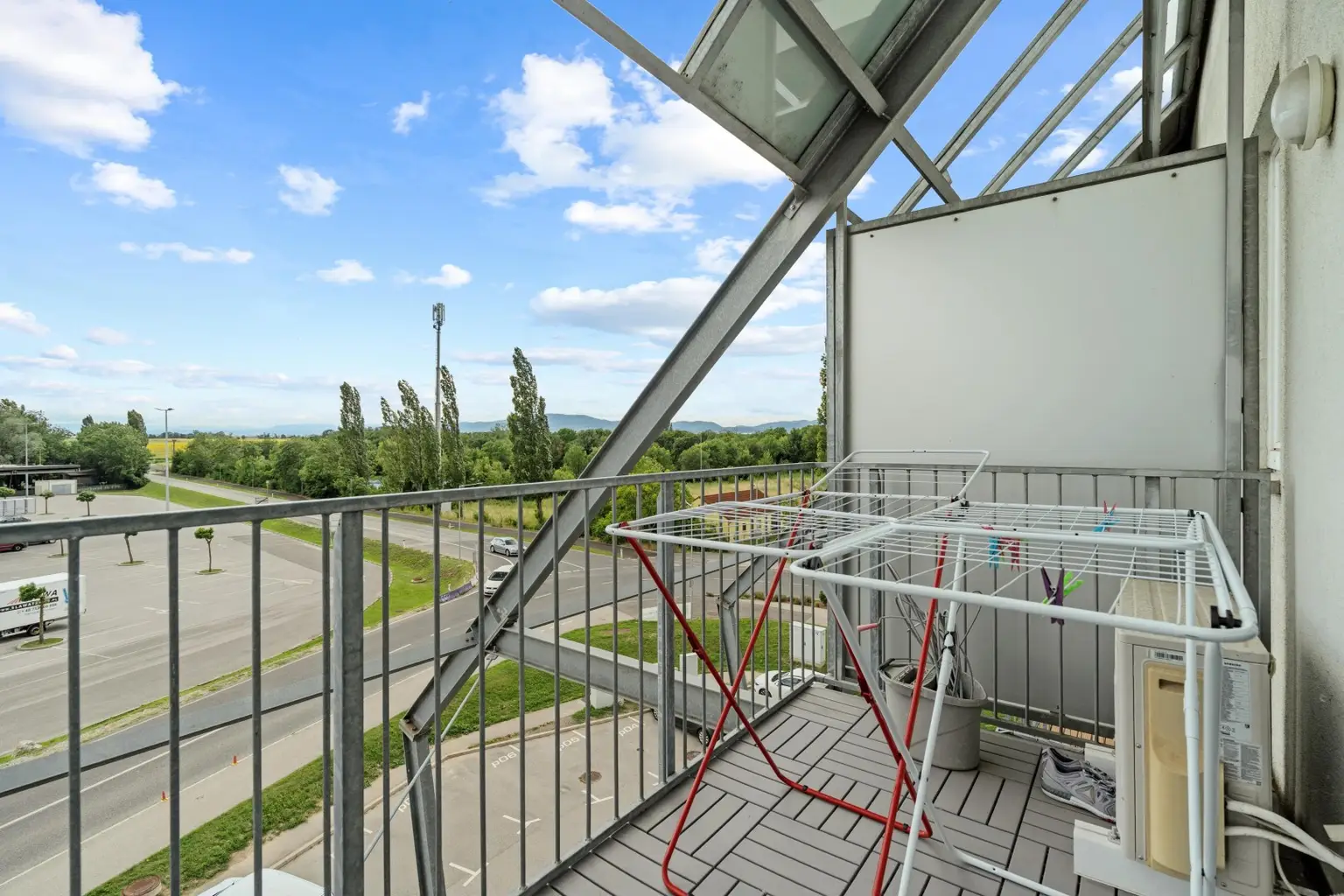 "Traumhafte Dachterrassen-Maisonette mit Fernblick & Badeteichzugang"