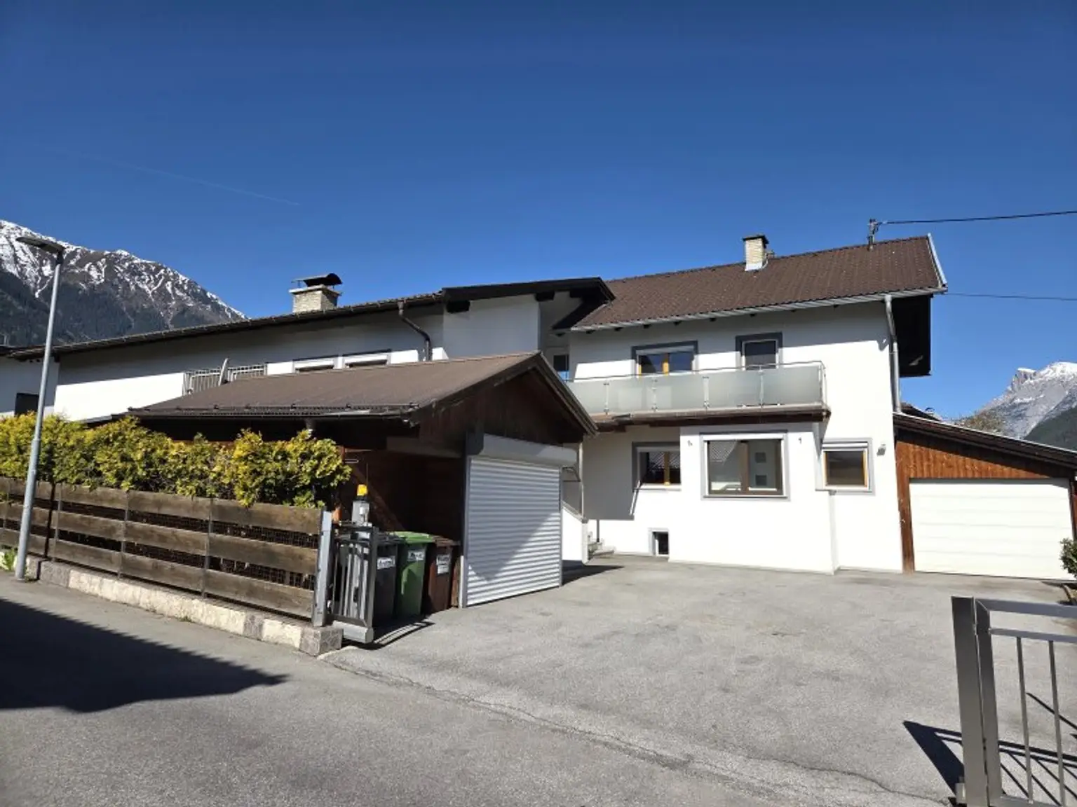 Ostansicht mit Einfahrt- Haus 1 + Haus 2