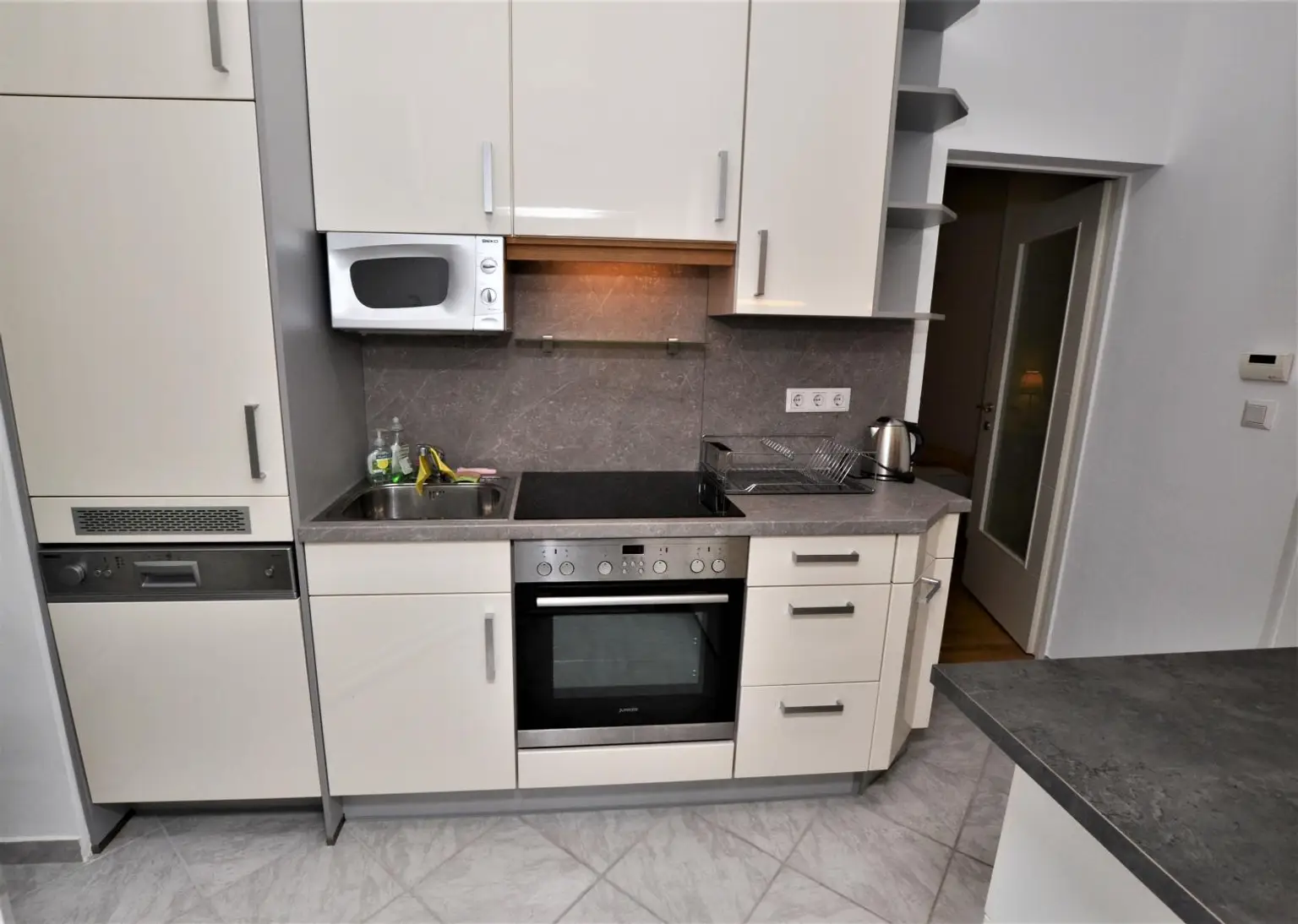Charmante 1-Zimmer-Altbauwohnung mit Balkon in Hofruhelage