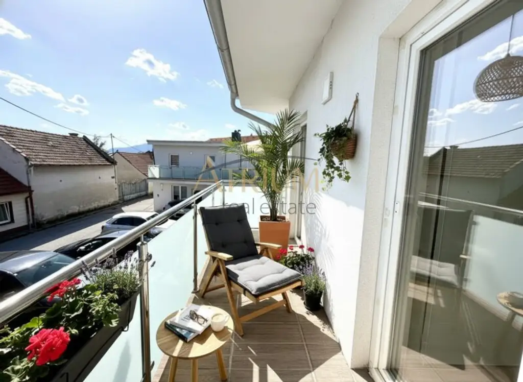 Eigentumswohnung mit knapp 90m² Wohnfläche und sonnigem Balkon - Idyllische Seitengasse in Bahnhofsnähe.