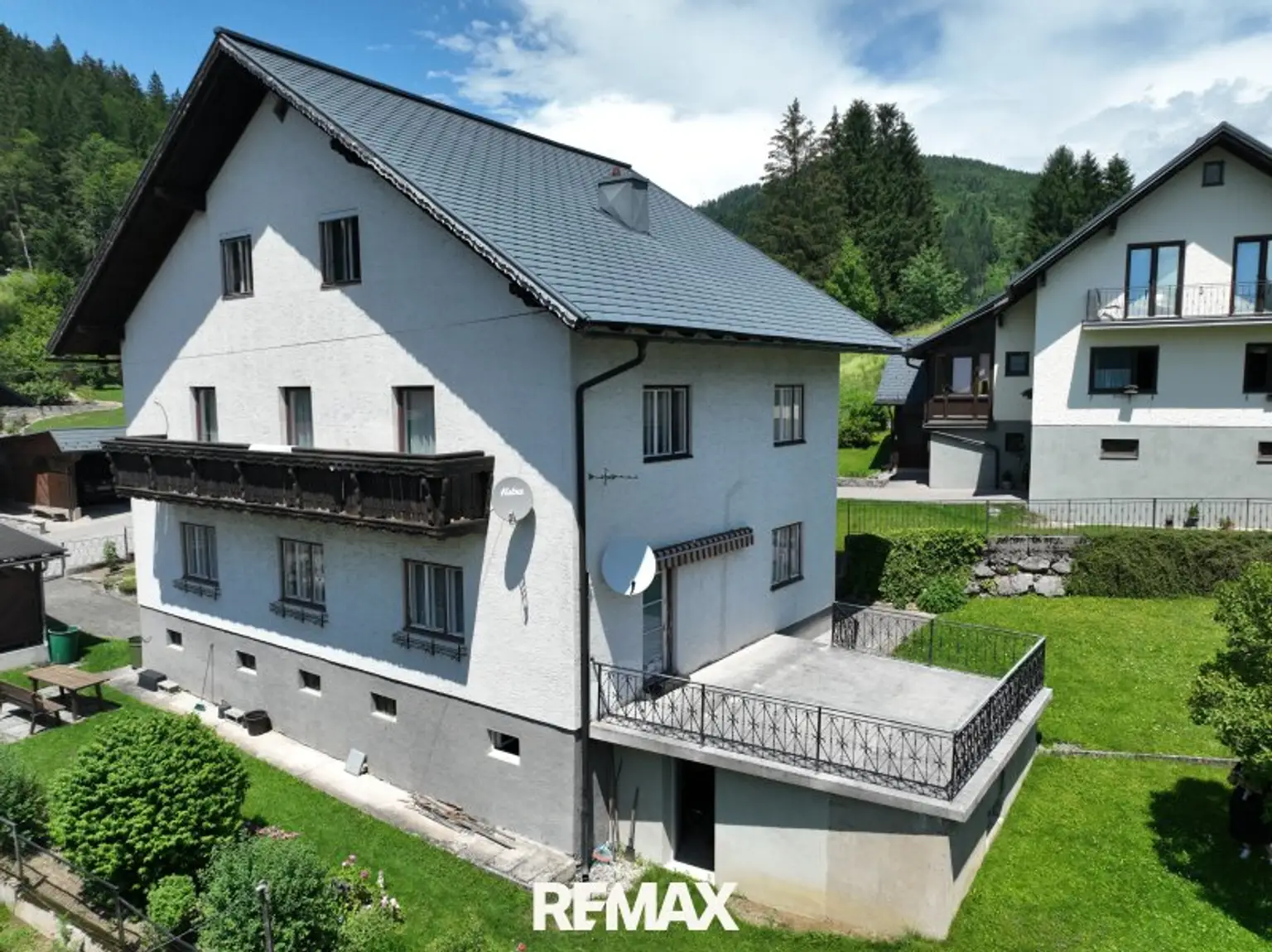 Haus mit Terrasse und Balkon